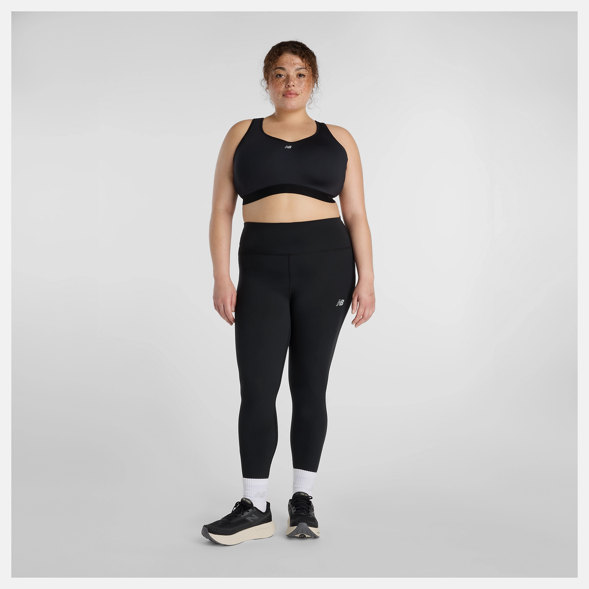 Ciara lleva una talla 2XL y mide 5'7"/170cm. Pecho : 47"/119cm, Cintura : 40"/102cm, Caderas : 49"/124cm