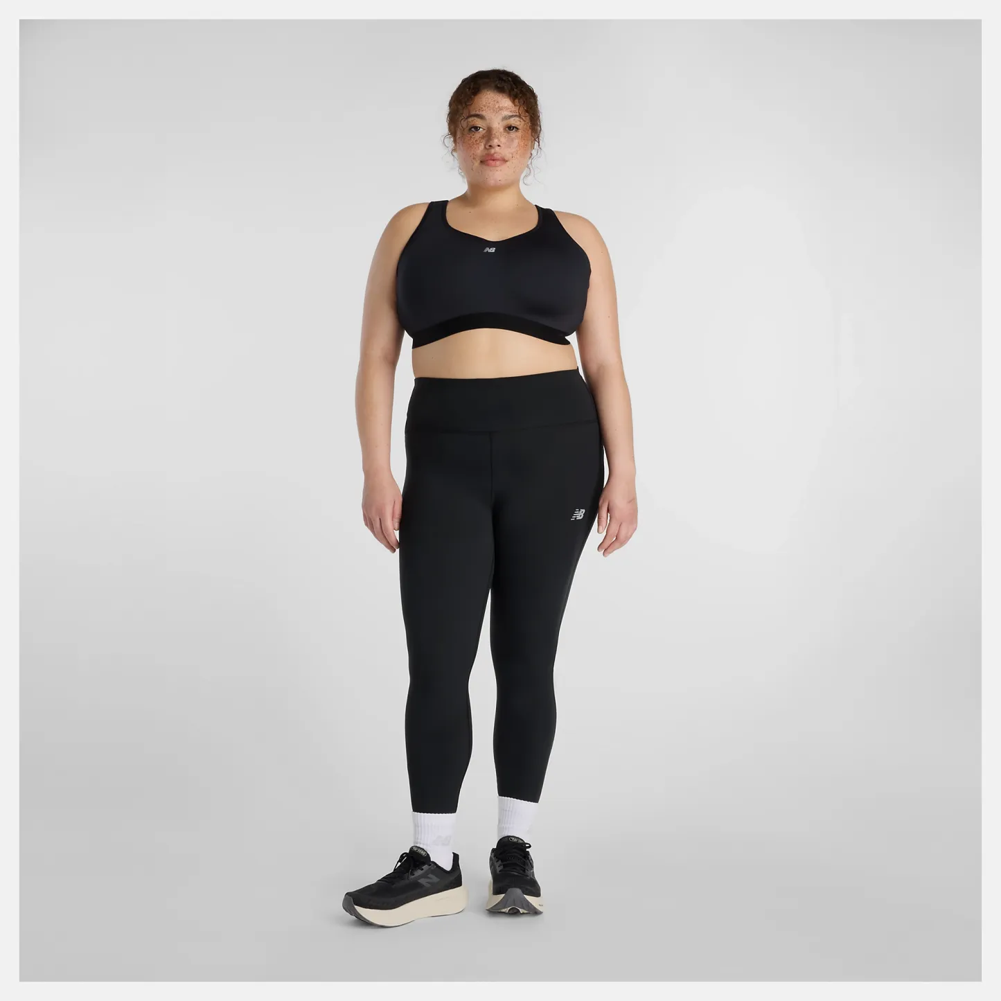 Ciara lleva una talla 2XL y mide 5'7"/170cm. Pecho : 47"/119cm, Cintura : 40"/102cm, Caderas : 49"/124cm