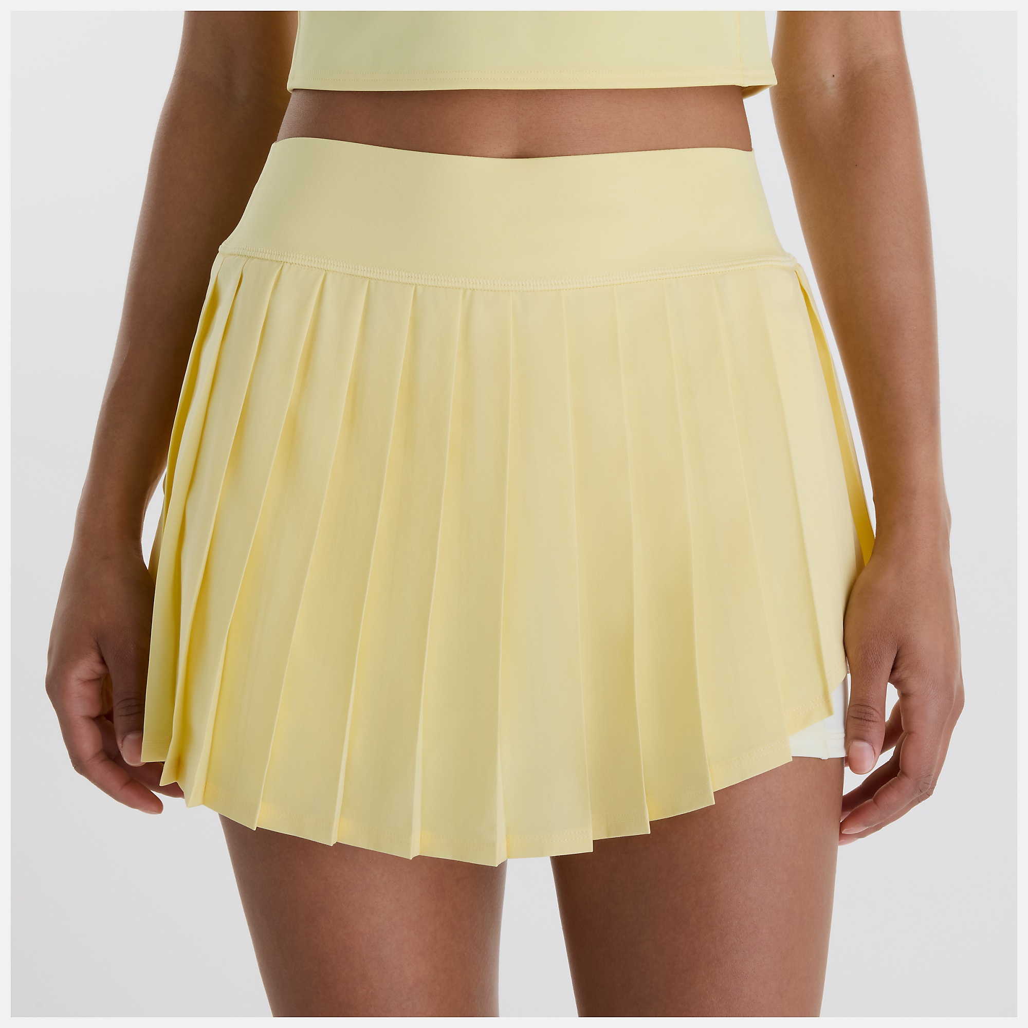 Chi lleva una talla S y mide 5'9"/ 175cm. Pecho : 32"/81cm, Cintura : 24"/61cm, Caderas : 35"/89cm