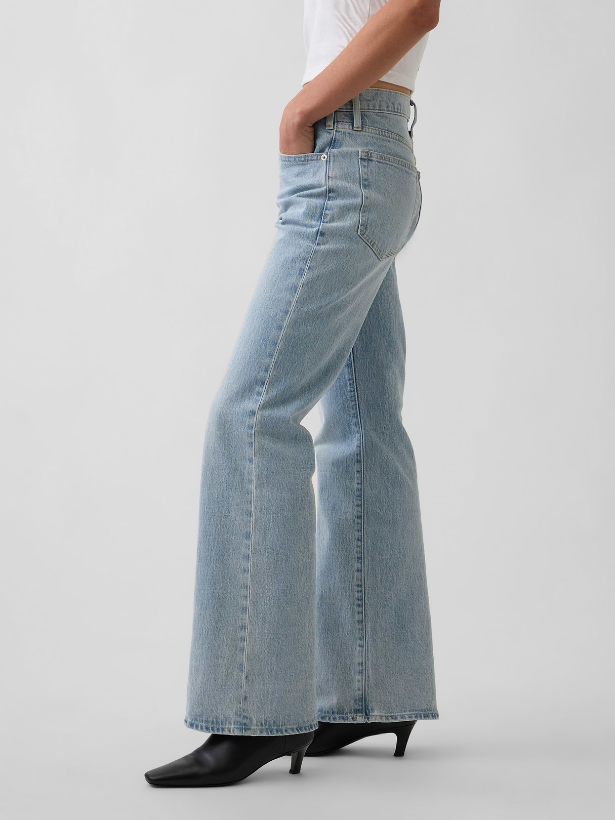Mid Rise Relaxed Flare Jeans - Light wash