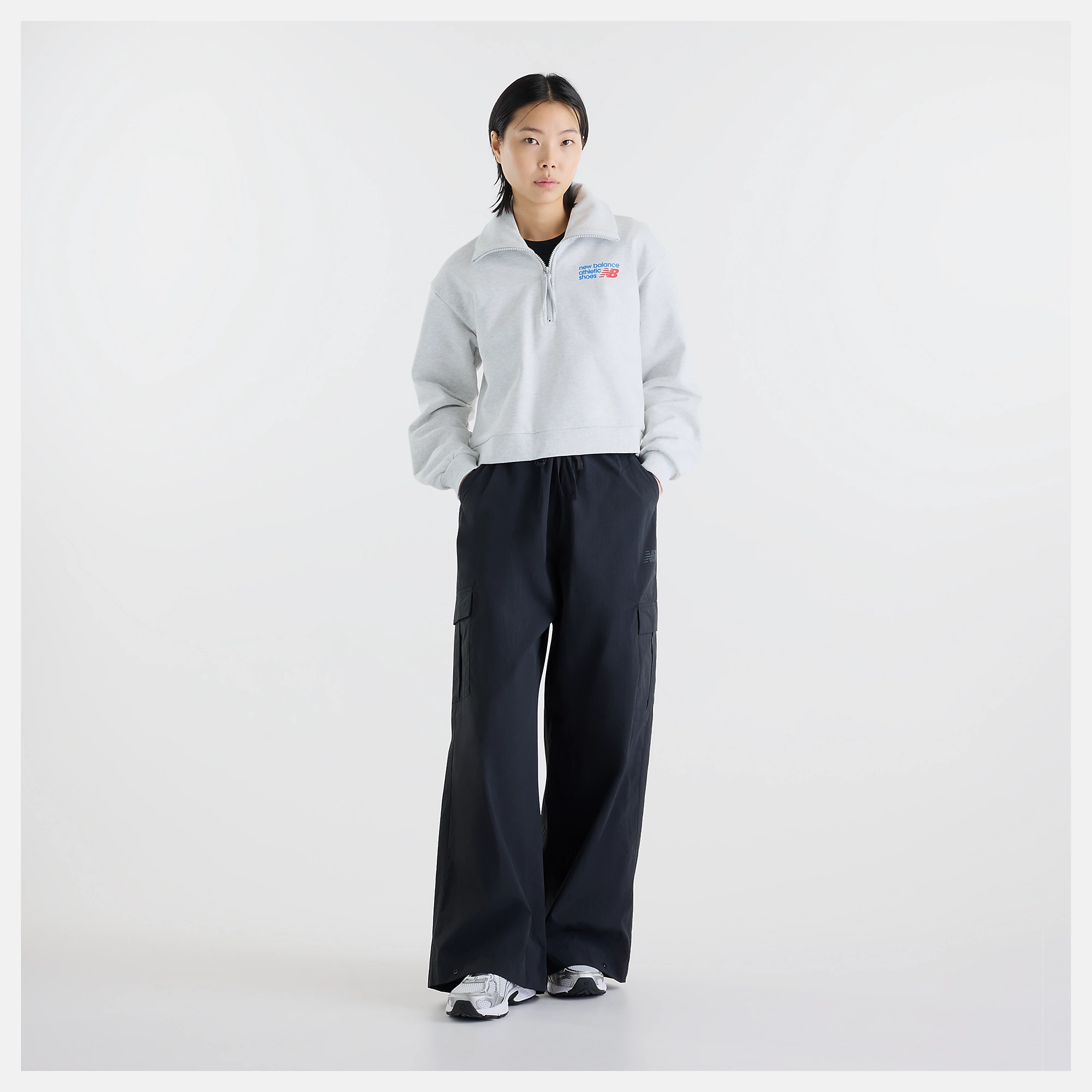 Suhyun Shin lleva una talla S y mide 5'7"/170.18cm. Pecho : 30"/76.2cm, Cintura : 24"/60.96cm, Caderas : 35"/88.9cm