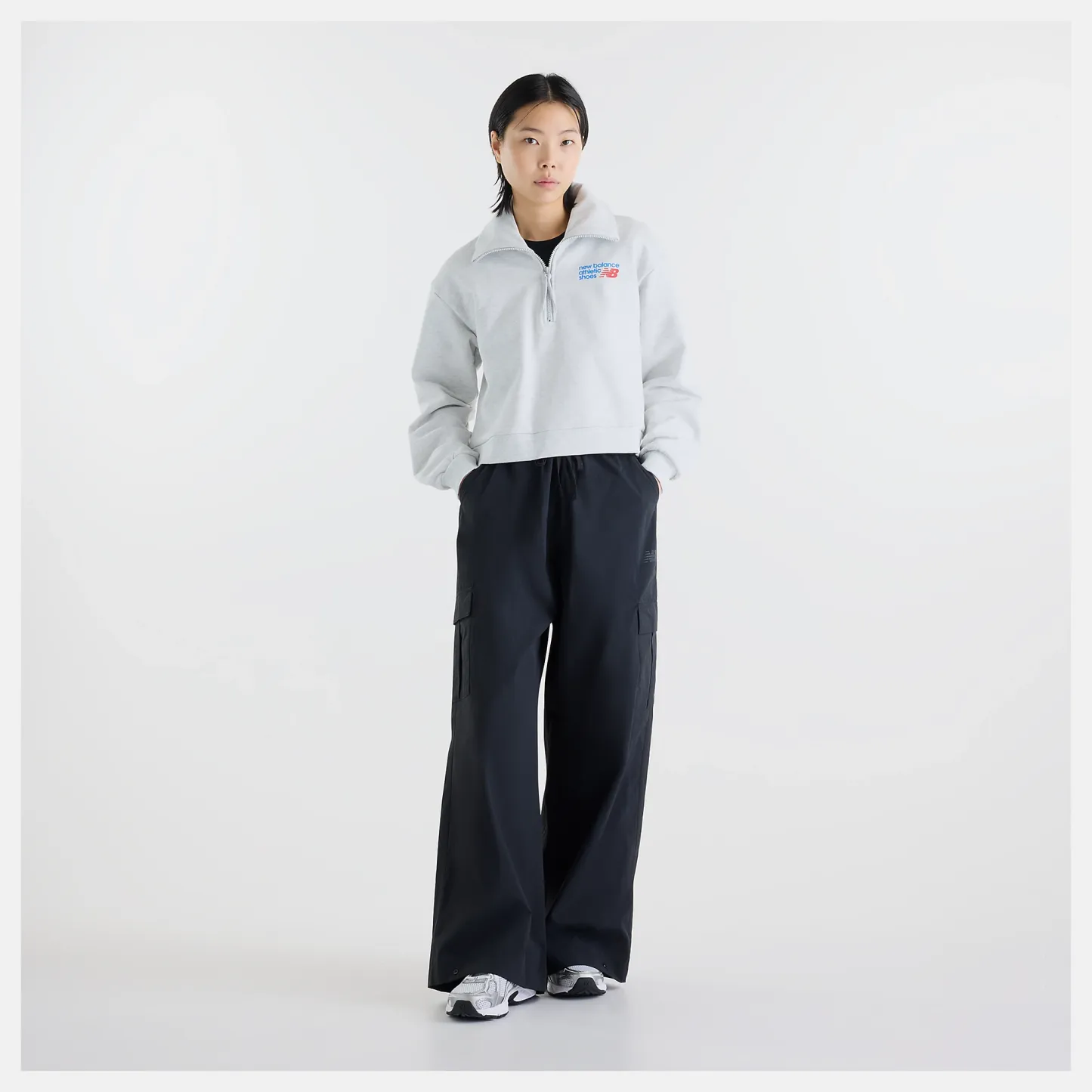 Suhyun Shin lleva una talla S y mide 5'7"/170.18cm. Pecho : 30"/76.2cm, Cintura : 24"/60.96cm, Caderas : 35"/88.9cm