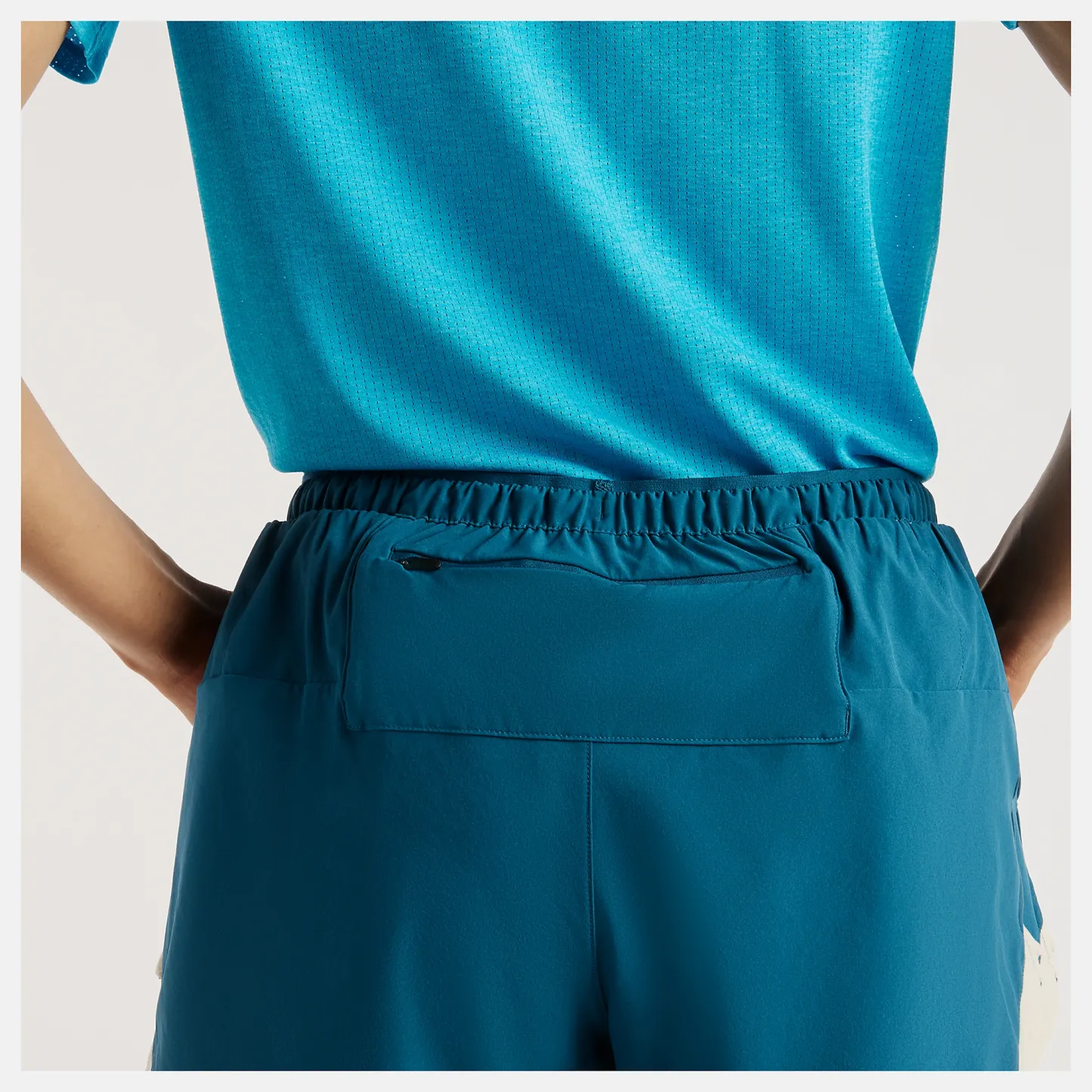 Amande lleva una talla S y mide 5'8"/172cm. Pecho : 33.5"/85cm, Cintura : 24.5"/62cm, Caderas : 35"/89cm