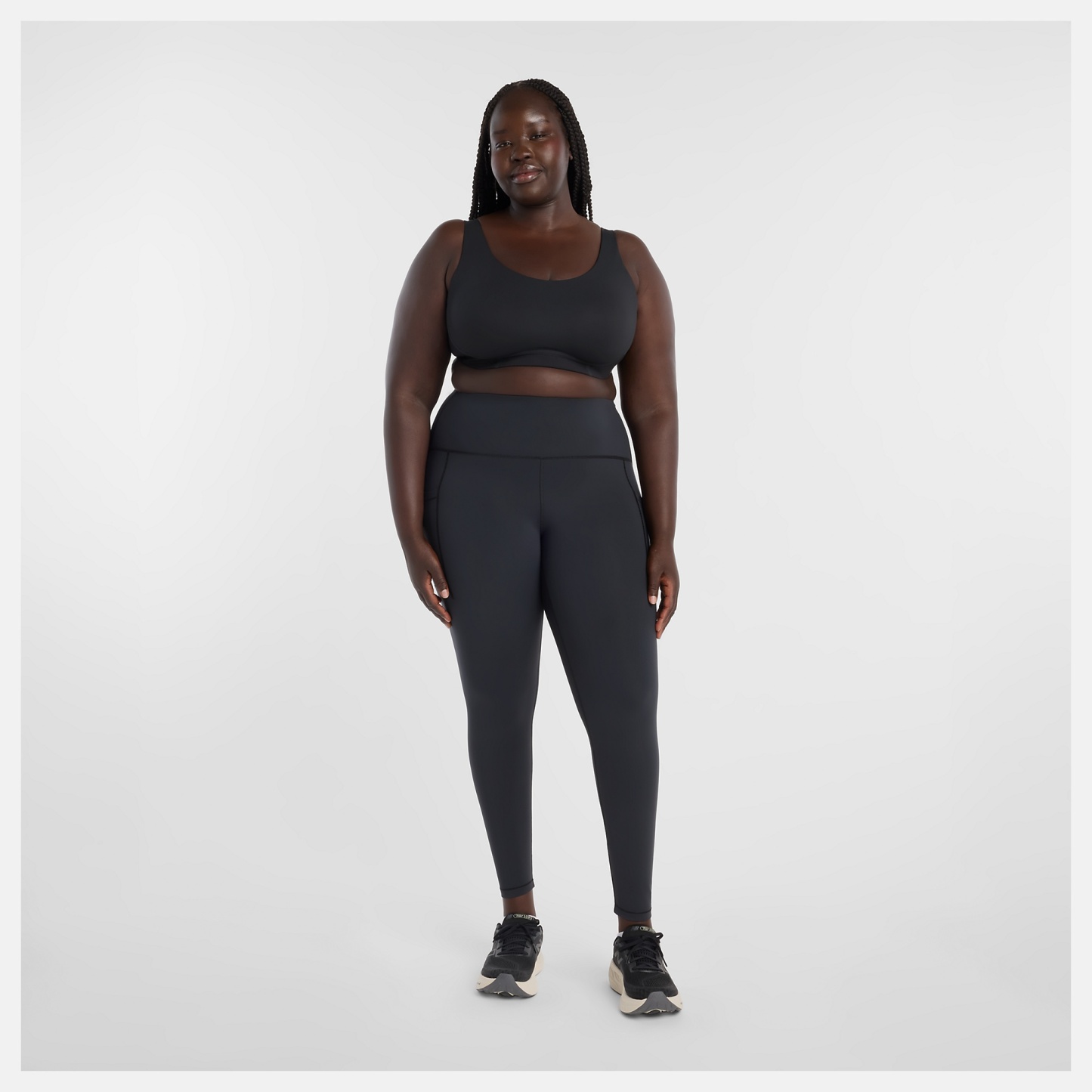 Anai lleva una talla XL D/DD y mide 5'9"/175cm. Pecho : 45"/114cm, Cintura : 36.5"/93cm, Caderas : 48"/122 cm