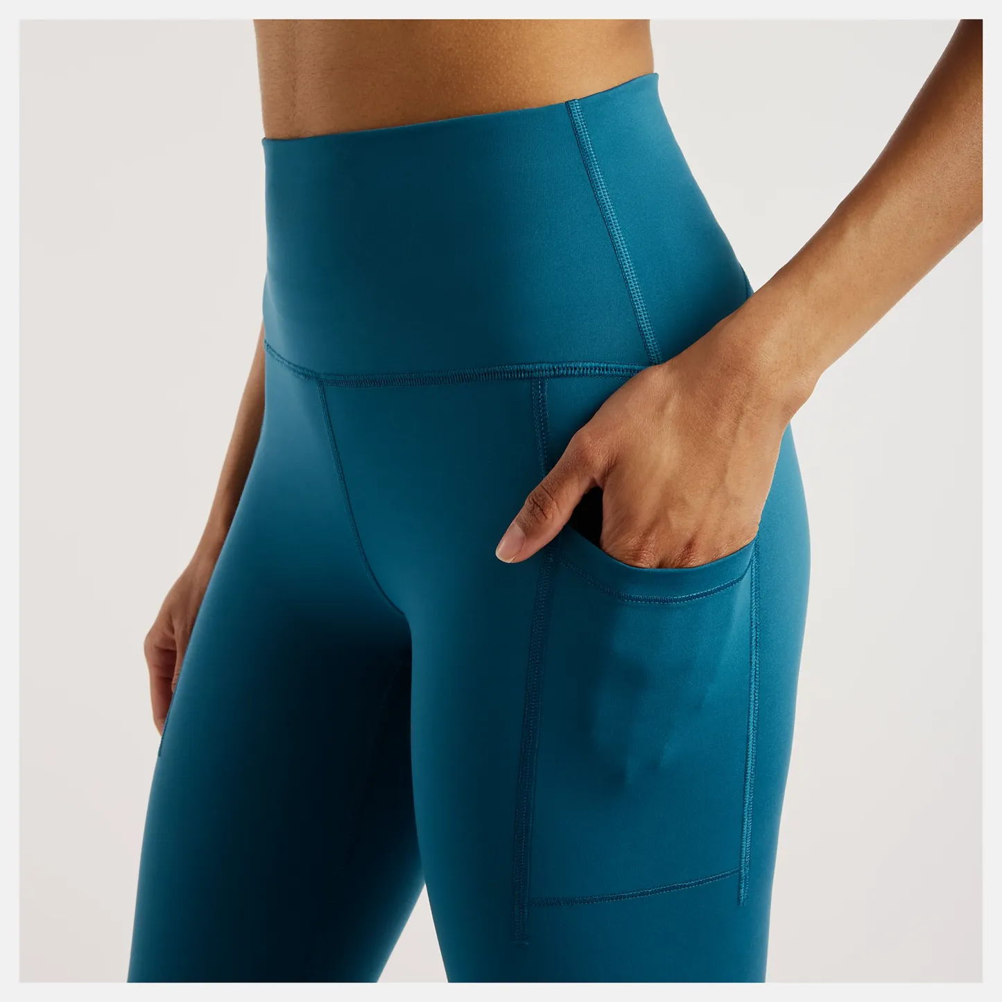 Amande lleva una talla S y mide 5'8"/172cm. Pecho : 33.5"/85cm, Cintura : 24.5"/62cm, Caderas : 35"/89cm