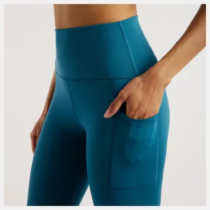 Amande lleva una talla S y mide 5'8"/172cm. Pecho : 33.5"/85cm, Cintura : 24.5"/62cm, Caderas : 35"/89cm
