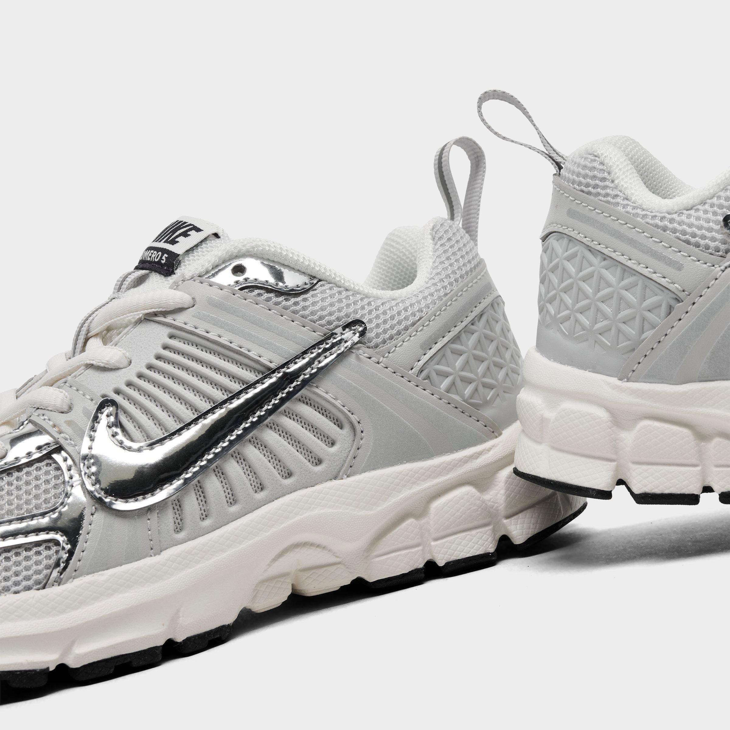 Little Kids' Nithtke Vomero 5 Casual Shoes - Photon Dust/Chrome/Gridiron/Sail - Detail shot