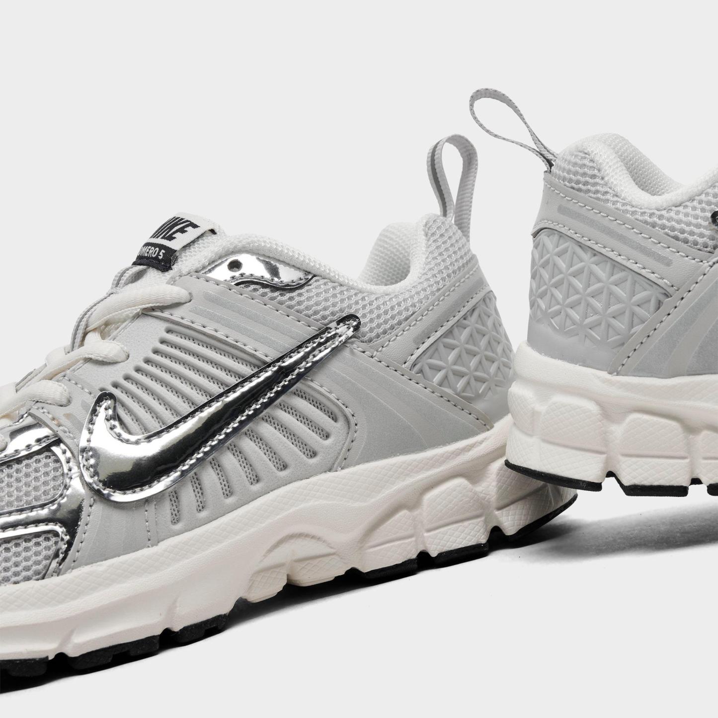 Little Kids' Nithtke Vomero 5 Casual Shoes - Photon Dust/Chrome/Gridiron/Sail - Detail shot