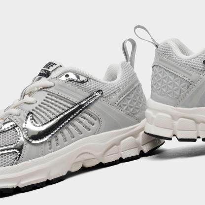 Little Kids' Nithtke Vomero 5 Casual Shoes - Photon Dust/Chrome/Gridiron/Sail - Detail shot