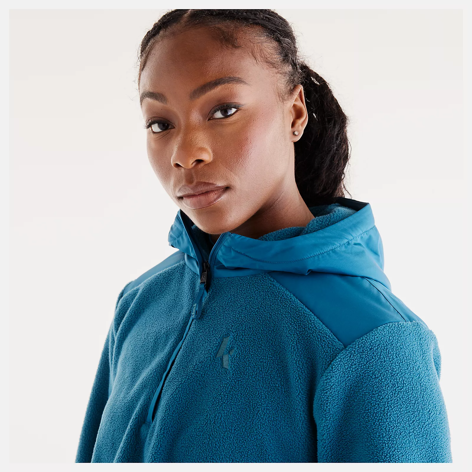 Isio-Maya is wearing size S and is 5'8"/172.72cm. Chest: 34"/86.36cm, Waist: 27.5"/69.85cm, Hips: 39"/99.06cm