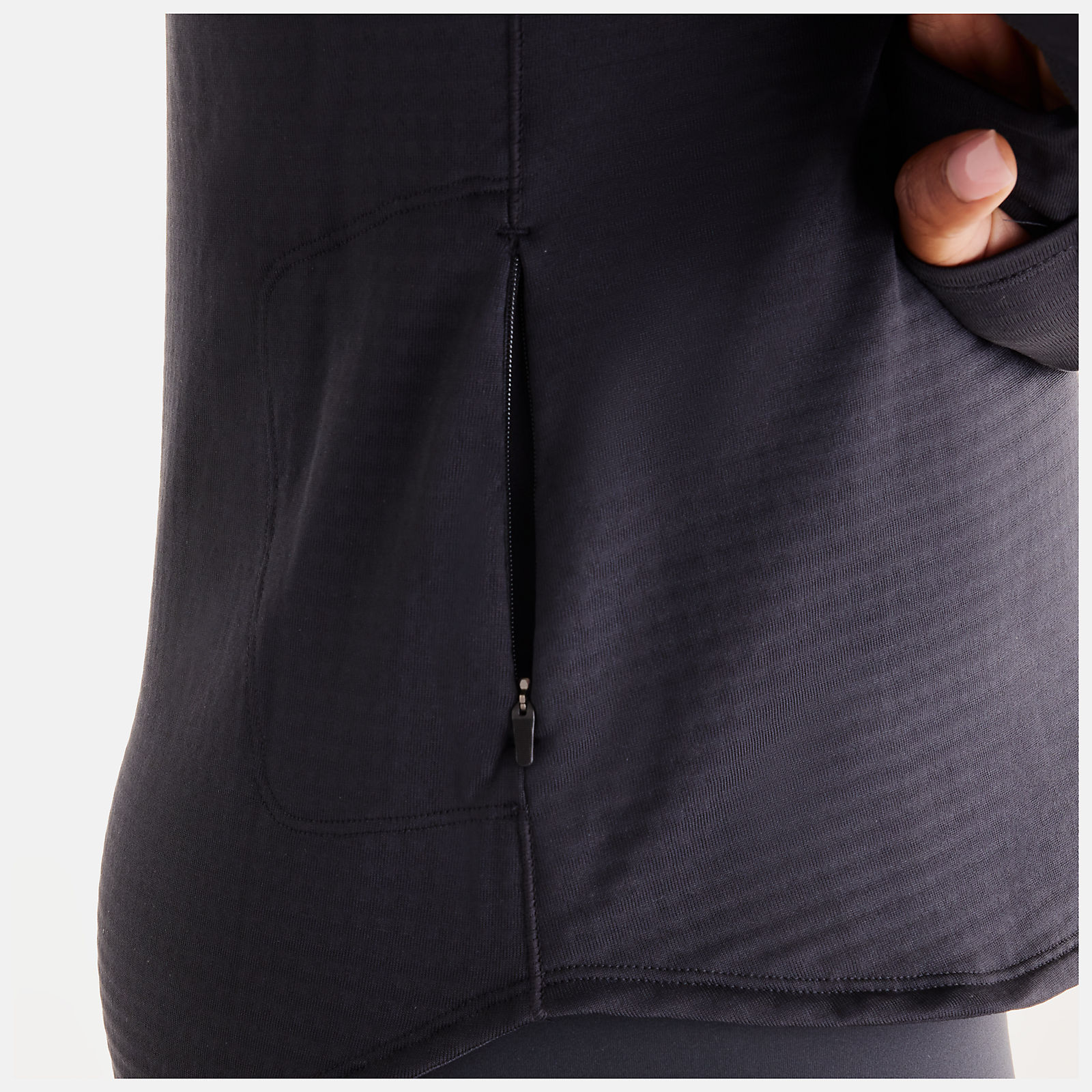 Isio-Maya is wearing size S and is 5'8"/172.72cm. Chest: 34"/86.36cm, Waist: 27.5"/69.85cm, Hips: 39"/99.06cm