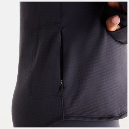 Isio-Maya is wearing size S and is 5'8"/172.72cm. Chest: 34"/86.36cm, Waist: 27.5"/69.85cm, Hips: 39"/99.06cm
