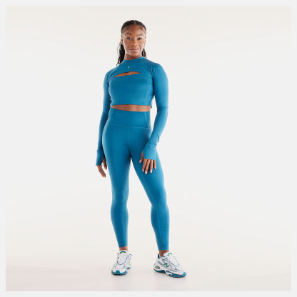 Isio-Maya is wearing size S and is 5'8"/172.72cm. Chest: 34"/86.36cm, Waist: 27.5"/69.85cm, Hips: 39"/99.06cm