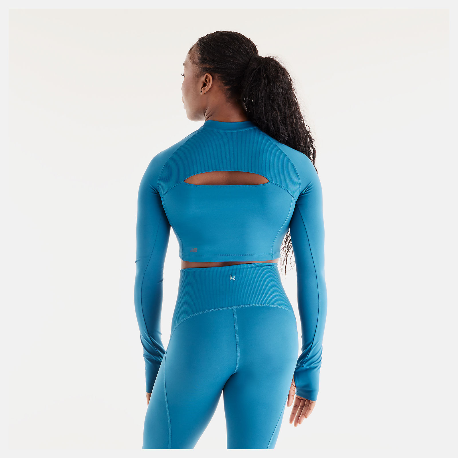 Isio-Maya is wearing size S and is 5'8"/172.72cm. Chest: 34"/86.36cm, Waist: 27.5"/69.85cm, Hips: 39"/99.06cm