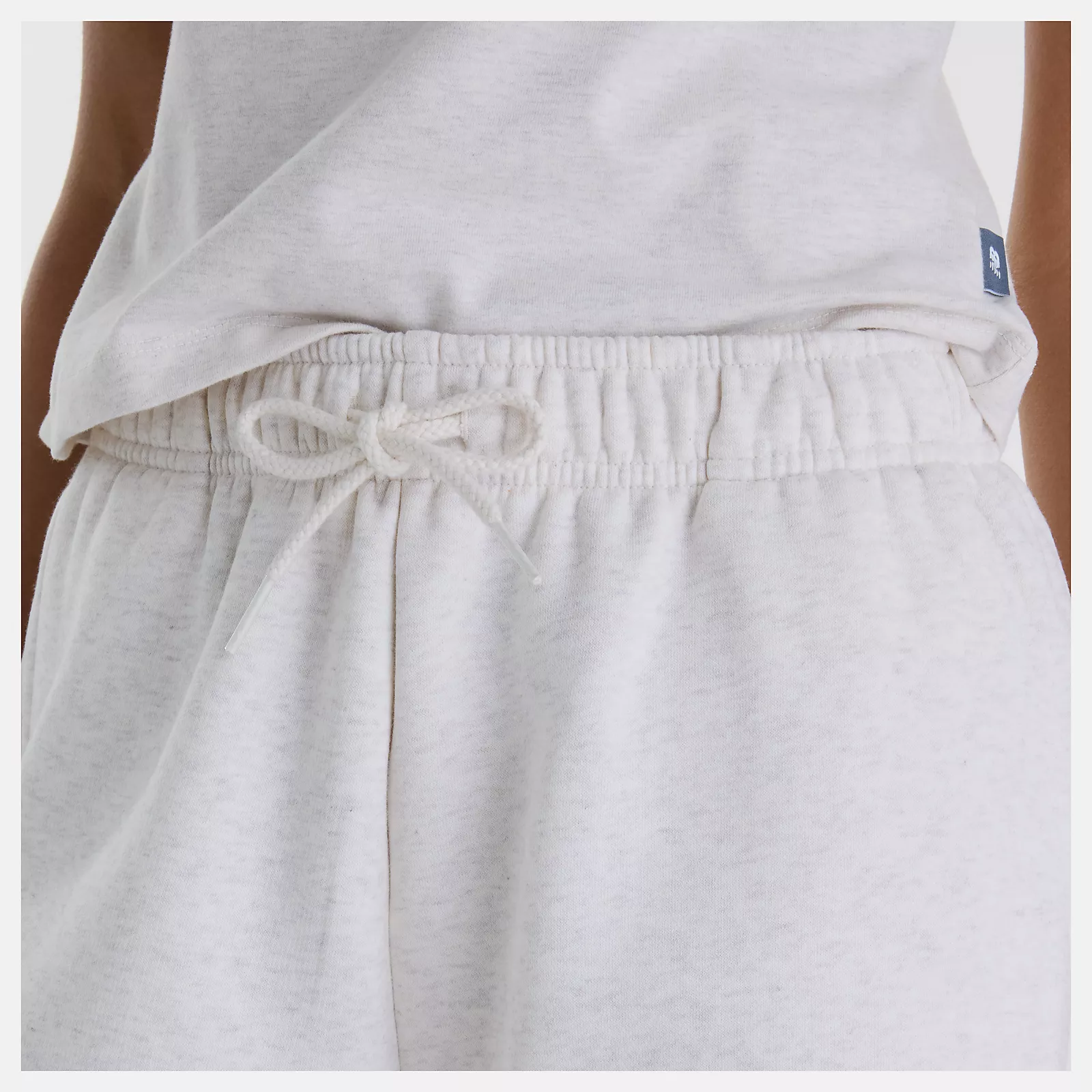Chi is wearing size S and is 5'9"/ 175cm. Chest: 32"/81cm, Waist: 24"/61cm, Hips: 35"/89cm