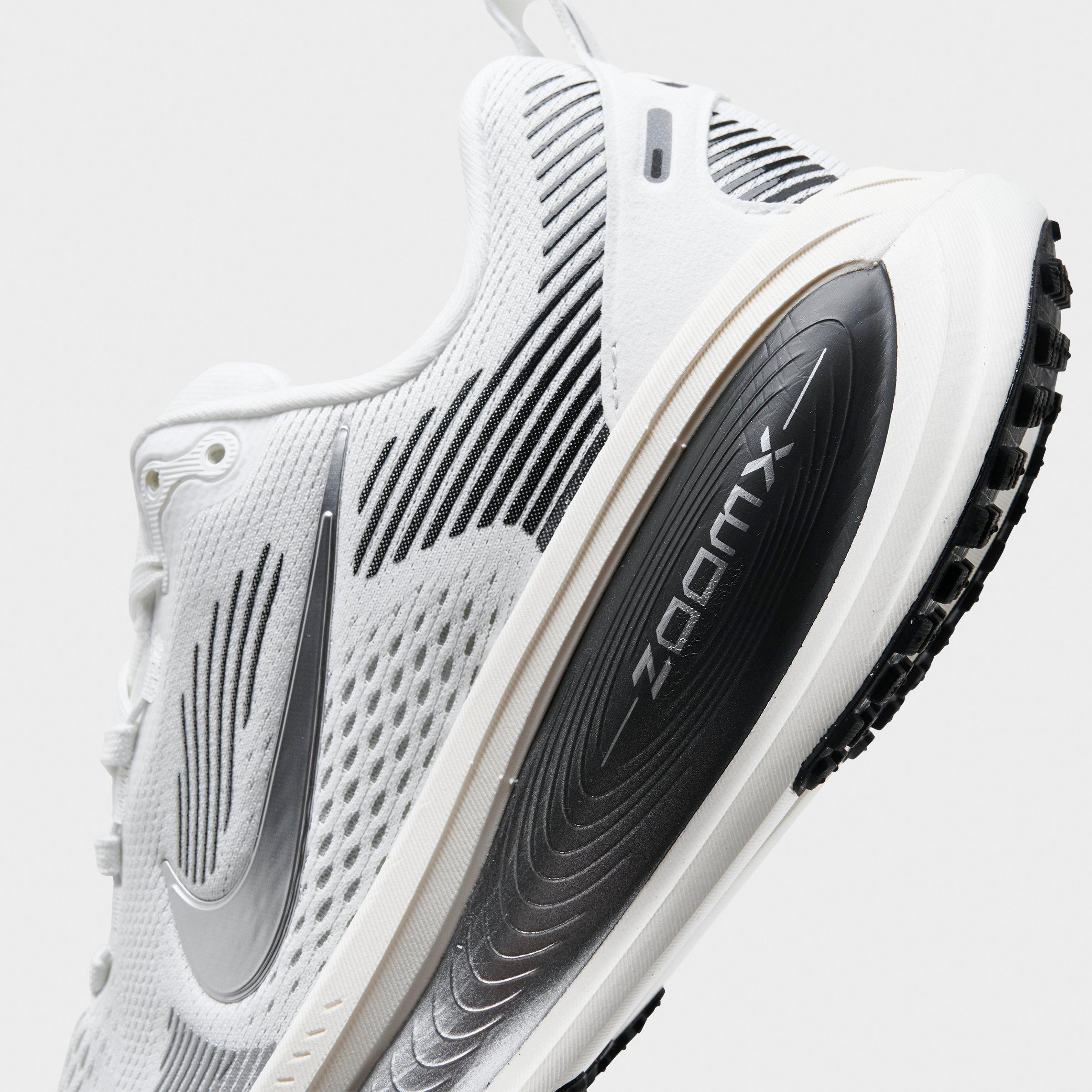 Women's Nithtke Vomero 18 Running Shoes - Part 2 - Summit White/Sail/Photon Dust/Metallic Silver - Detail shot