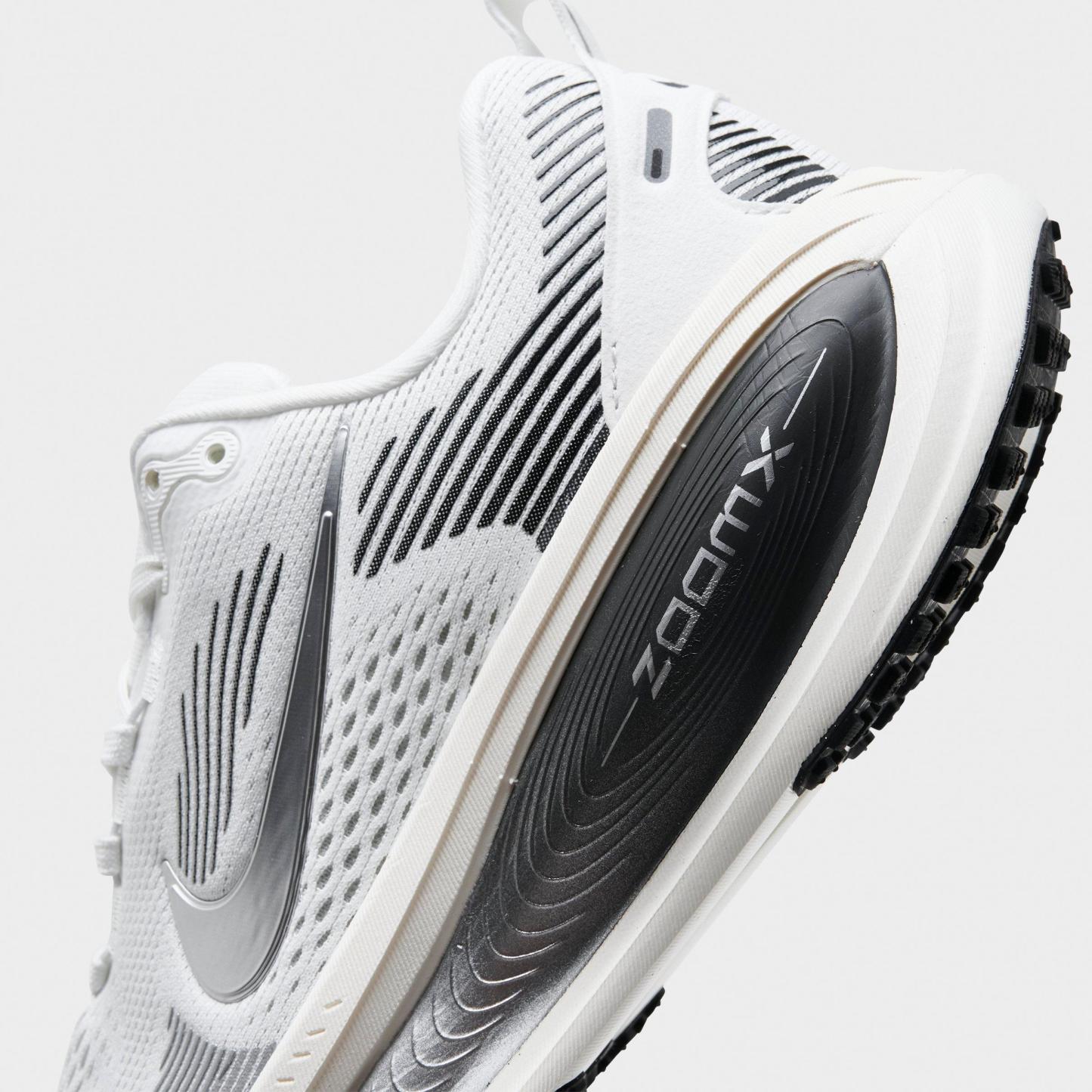 Women's Nithtke Vomero 18 Running Shoes - Part 2 - Summit White/Sail/Photon Dust/Metallic Silver - Detail shot