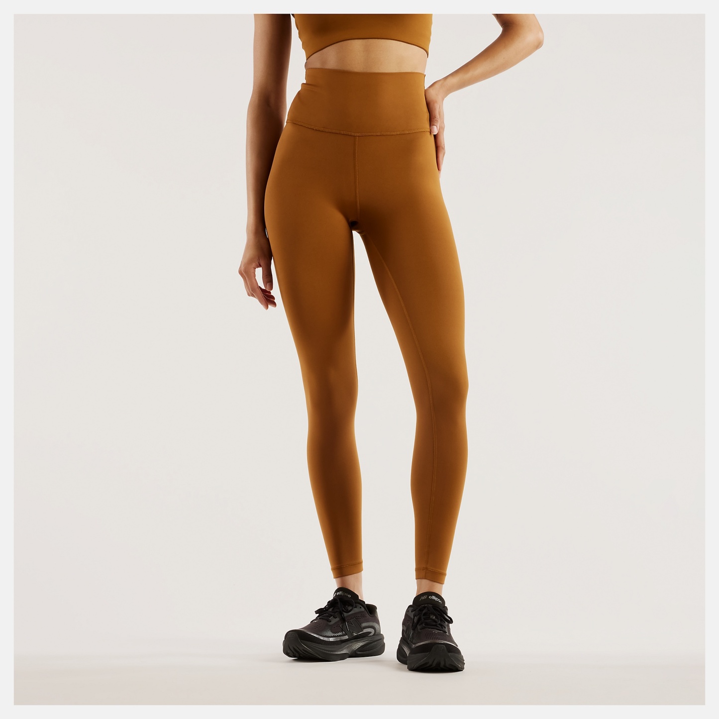 Amande lleva una talla S y mide 5'8"/172cm. Pecho : 33.5"/85cm, Cintura : 24.5"/62cm, Caderas : 35"/89cm