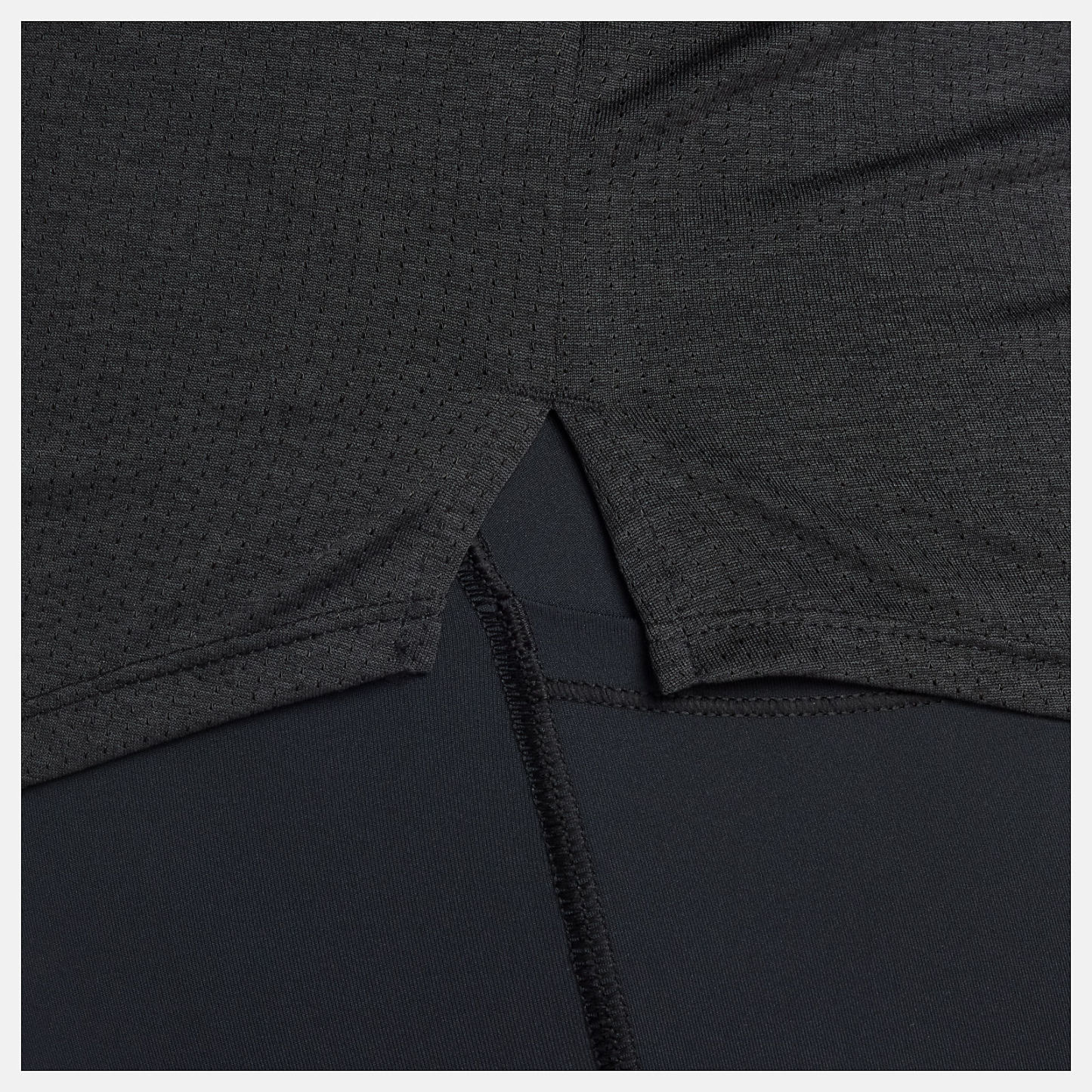Anai is wearing size M and is 5'9"/175cm. Chest: 45"/114cm, Waist: 36.5"/93cm, Hips: 48"/122 cm