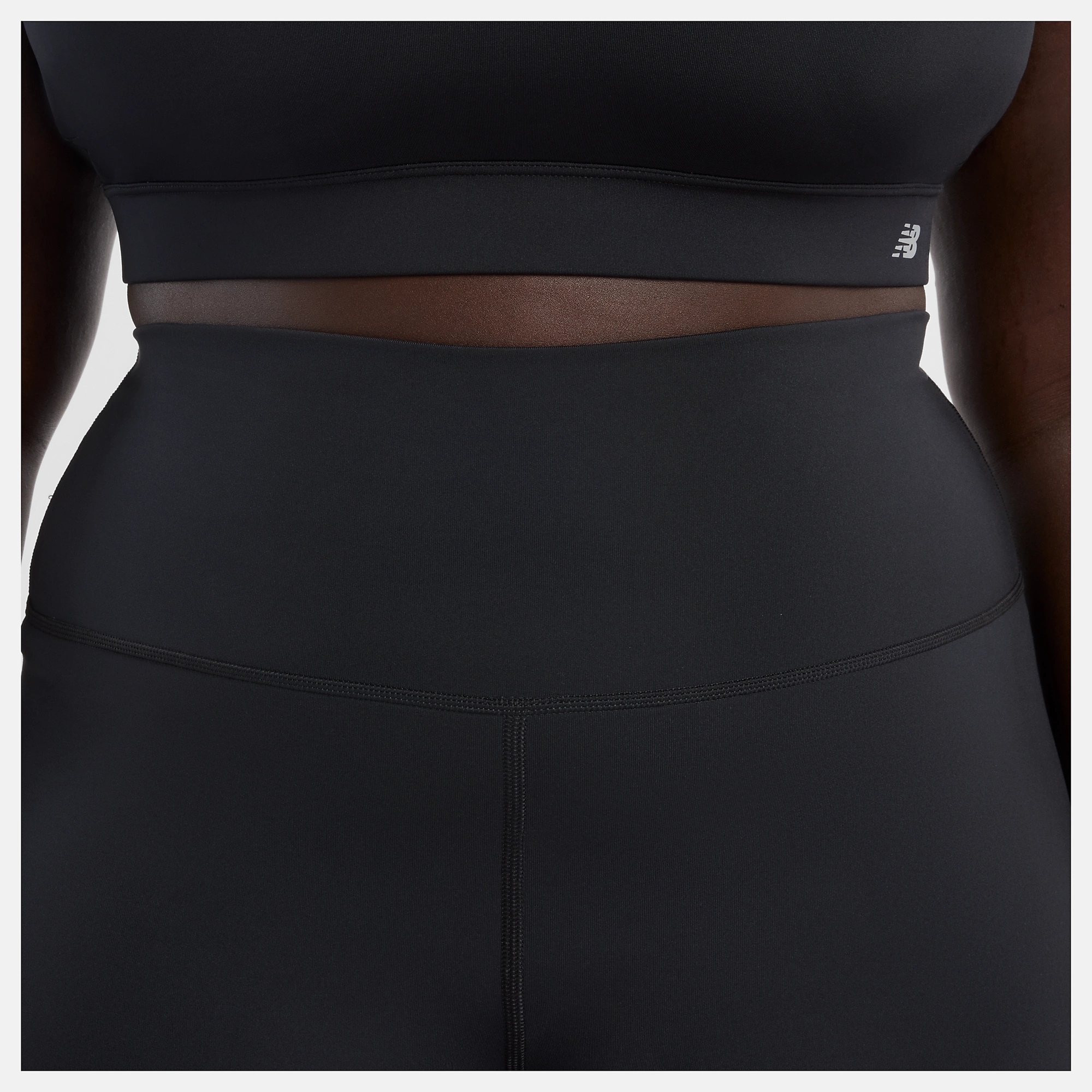 Anai lleva una talla L y mide 5'9"/175cm. Pecho : 45"/114cm, Cintura : 36.5"/93cm, Caderas : 48"/122 cm