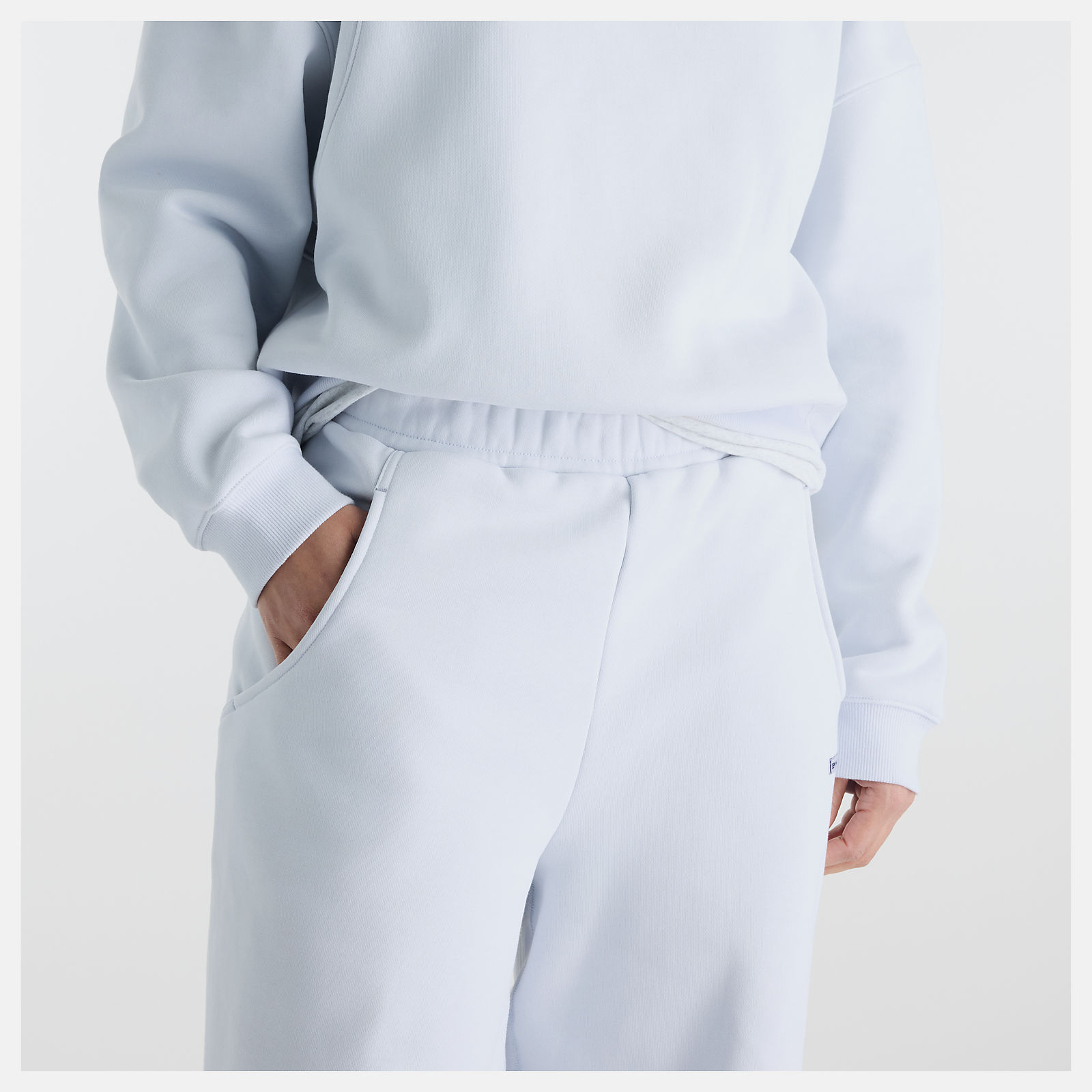Nisaa is wearing size S and is 5'10"/177.8cm. Chest: 32"/81.28cm, Waist: 26"/66.04cm, Hips: 39"/99.06cm