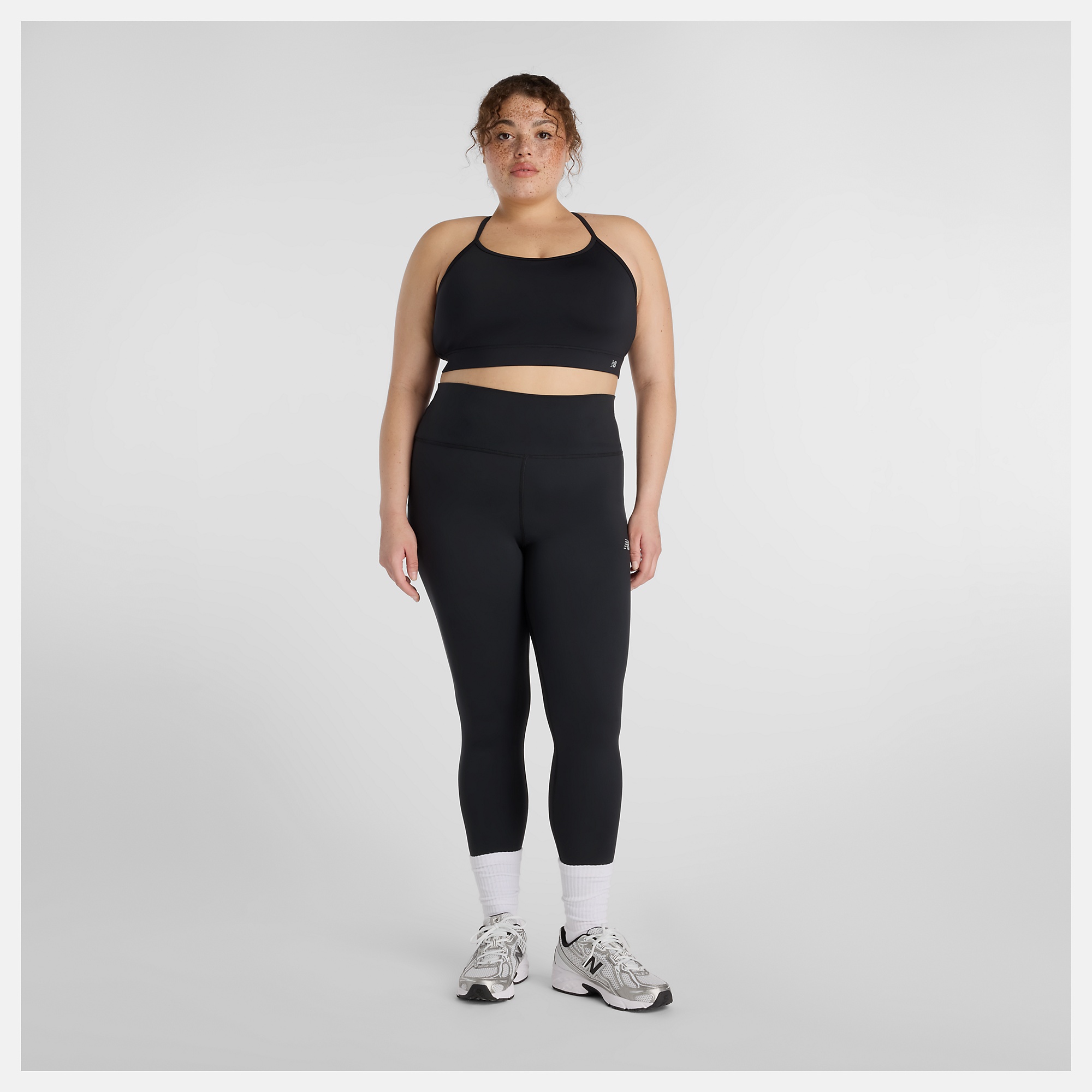 Ciara lleva una talla 2XL y mide 5'7"/170cm. Pecho : 47"/119cm, Cintura : 40"/102cm, Caderas : 49"/124cm