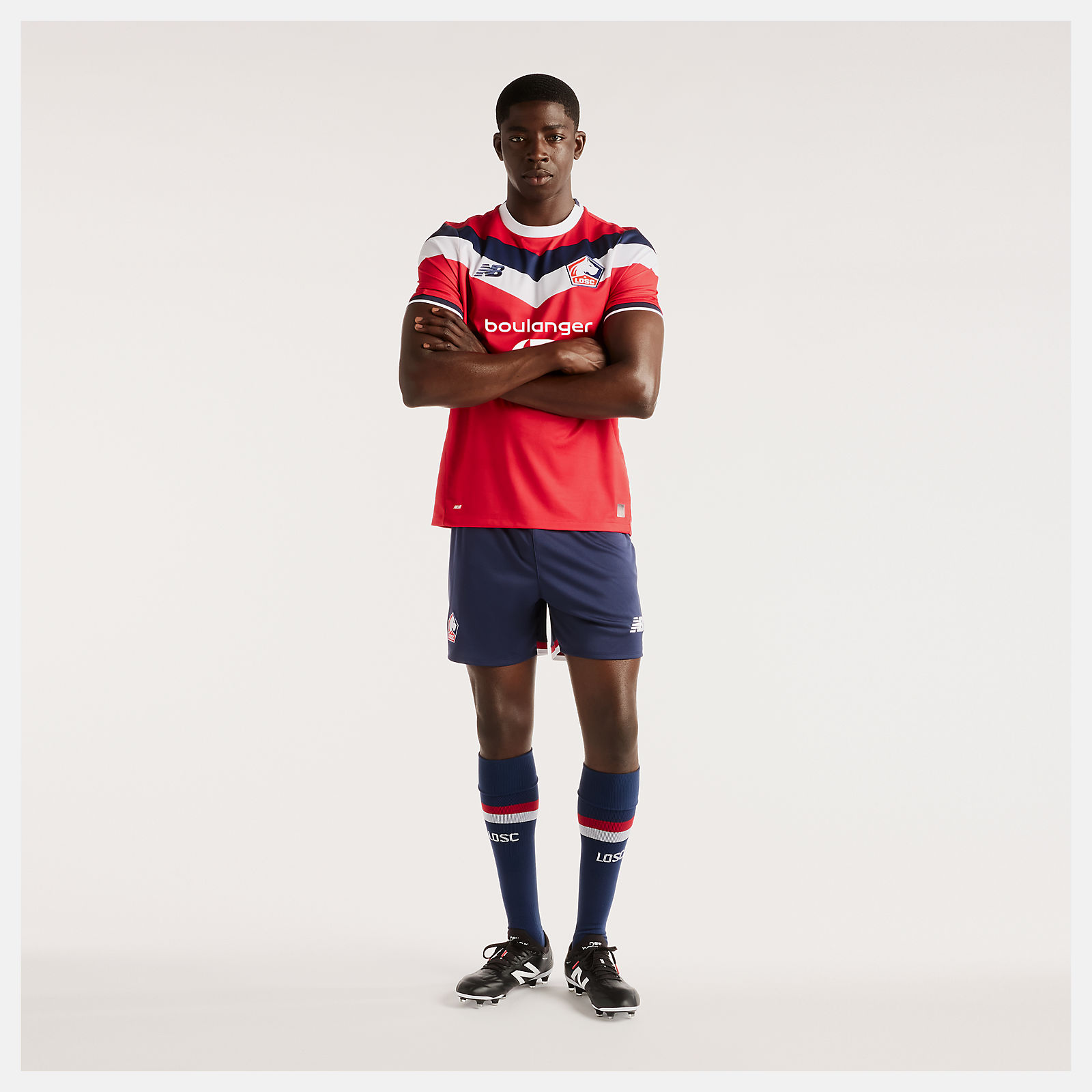 Nelson is wearing size M and is 5'4.5"/164cm. Chest: 34.75"/88cm, Waist: 29"/74cm, Hips: 35.5"/90cm