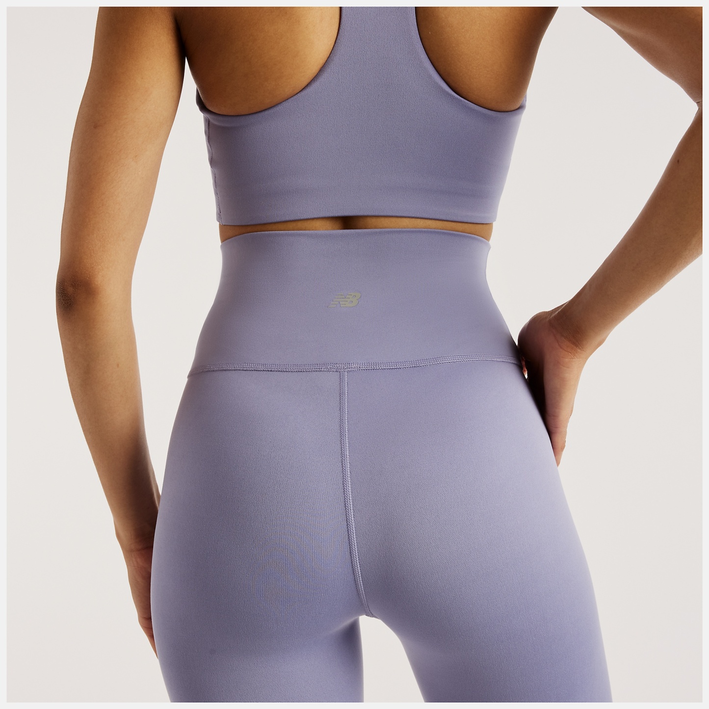Amande lleva una talla S y mide 5'8"/172cm. Pecho : 33.5"/85cm, Cintura : 24.5"/62cm, Caderas : 35"/89cm