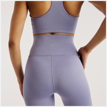Amande lleva una talla S y mide 5'8"/172cm. Pecho : 33.5"/85cm, Cintura : 24.5"/62cm, Caderas : 35"/89cm