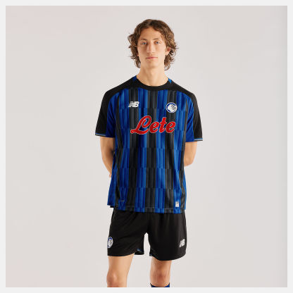 Felix is wearing size M and is 6'/183cm. Chest: 36.5"/93cm, Waist: 30.5"/78cm, Hips: 36.5"/93cm