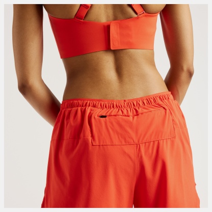 Amande lleva una talla S y mide 5'8"/172cm. Pecho : 33.5"/85cm, Cintura : 24.5"/62cm, Caderas : 35"/89cm