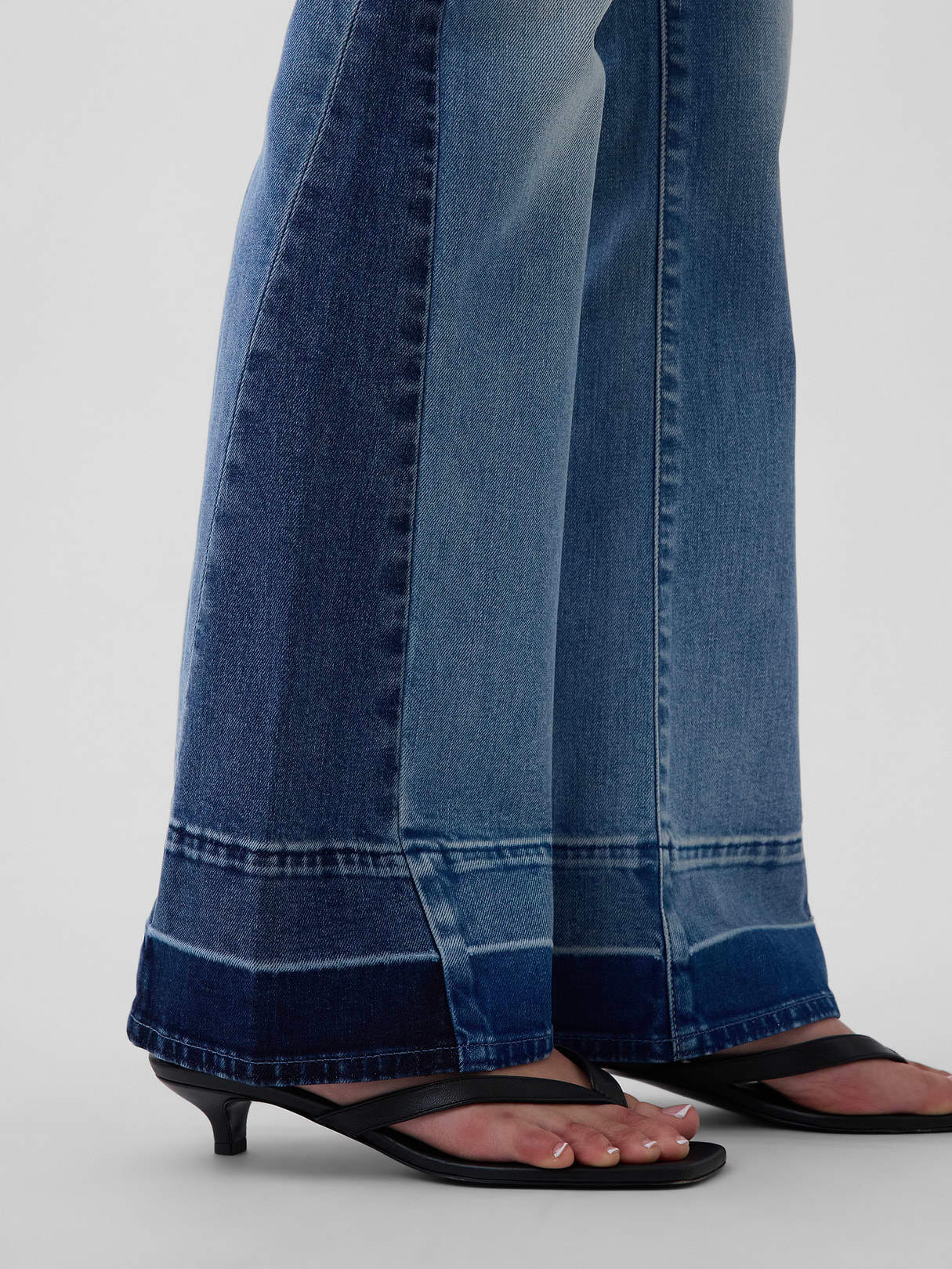 Low Rise Long & Lean Split-Hem Jeans - Light indigo