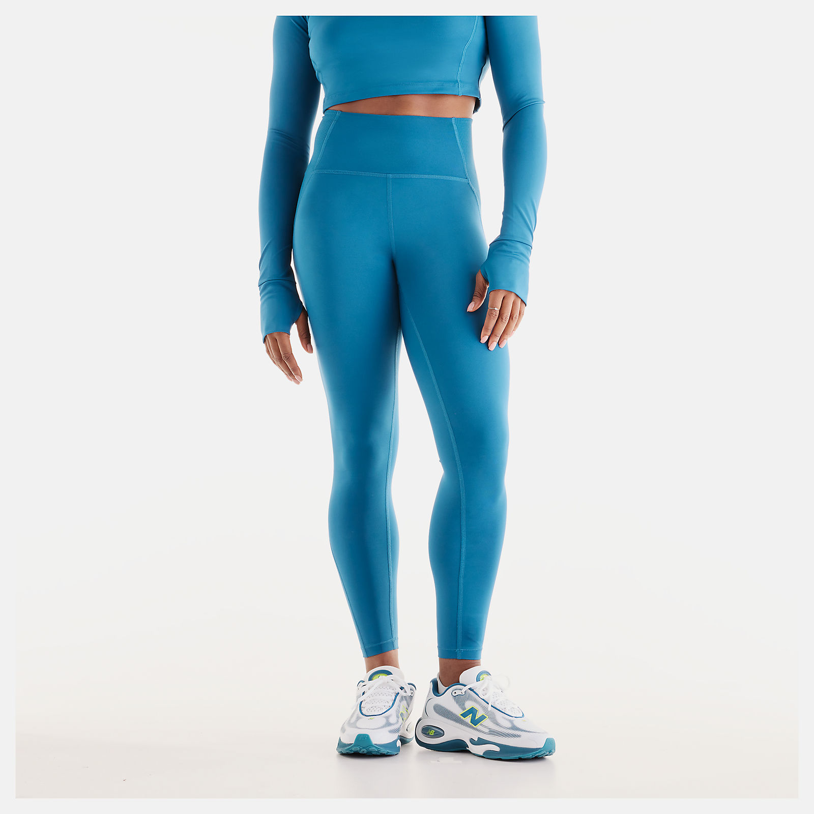 Isio-Maya is wearing size S and is 5'8"/172.72cm. Chest: 34"/86.36cm, Waist: 27.5"/69.85cm, Hips: 39"/99.06cm