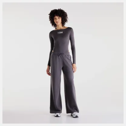 Payton is wearing size S and is 5'10"/177.8cm. Chest: 31"/79cm, Waist: 24.5"/62cm, Hips: 37"/94cm