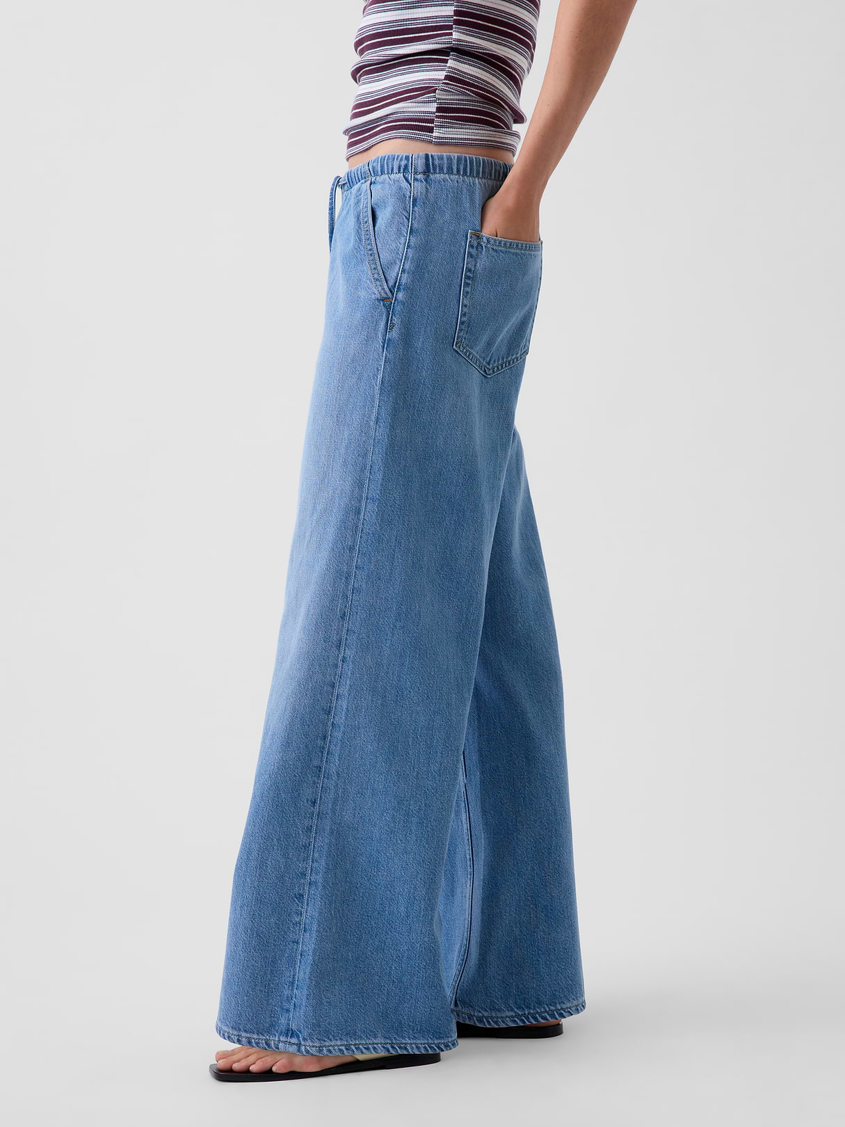 Low Rise UltraSoft Stride Easy Wide-Leg Jeans - Light wash