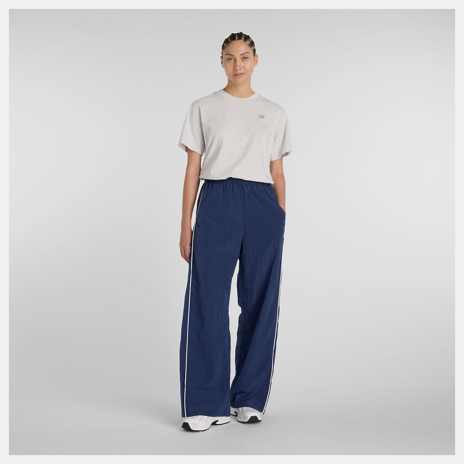 Anastasia is wearing size S and is 5'9"/175cm. Chest: 35.25"/89.5cm, Waist: 27.5"/70cm, Hips: 39"/99cm