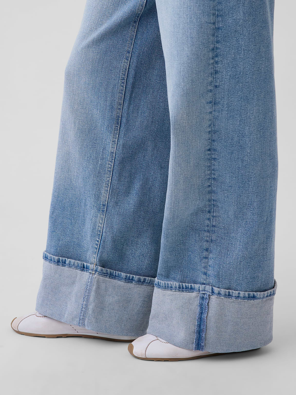High Rise Stride Wide-Leg Jeans - Light wash indigo