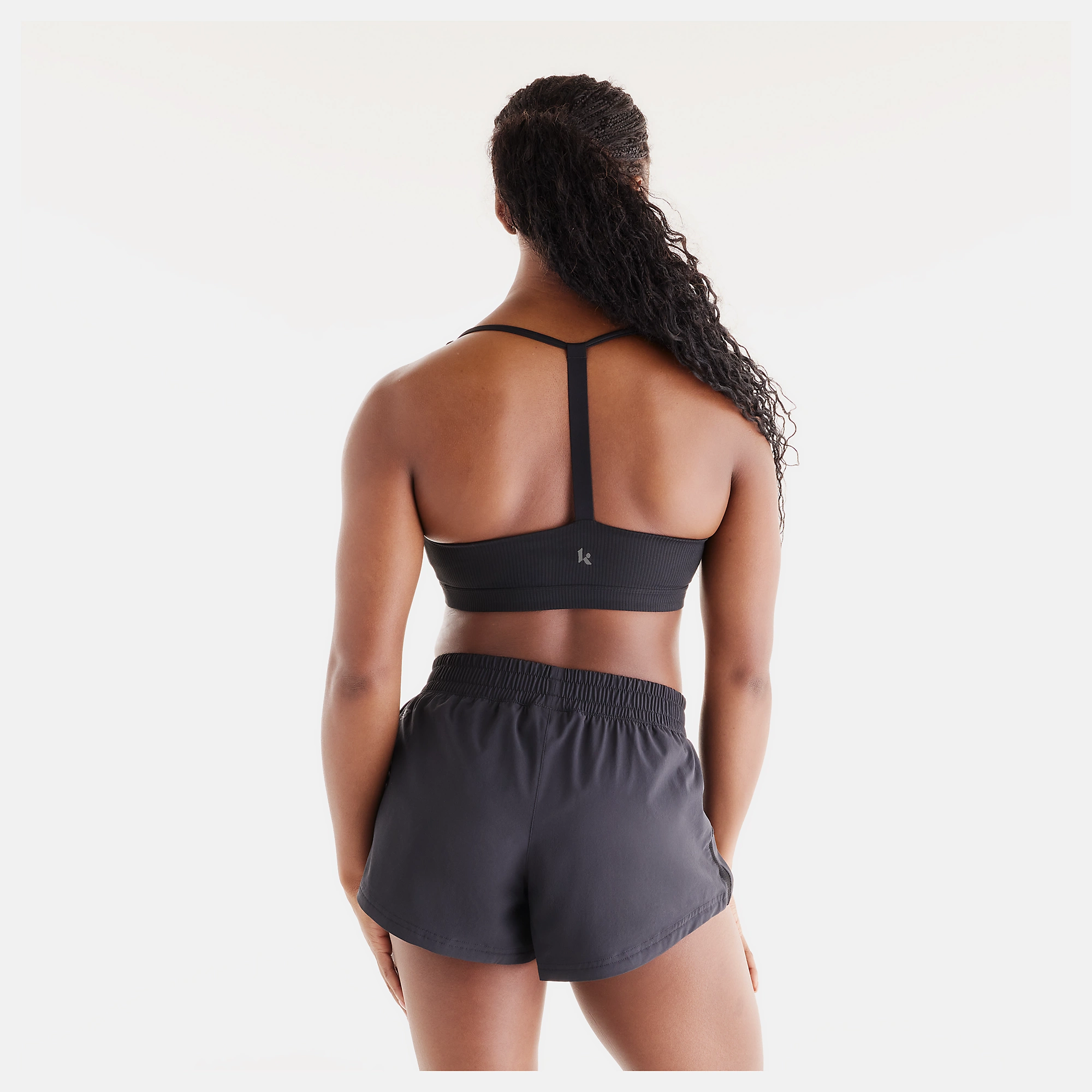 Isio-Maya lleva una talla S y mide 5'8"/172.72cm. Pecho : 34"/86.36cm, Cintura : 27.5"/69.85cm, Caderas : 39"/99.06cm