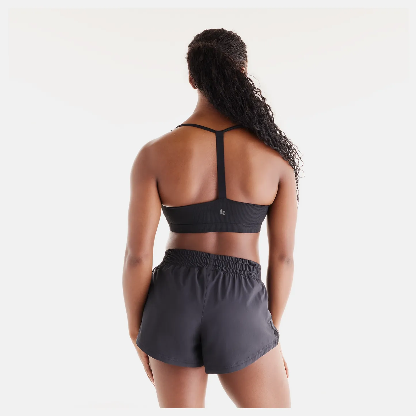 Isio-Maya lleva una talla S y mide 5'8"/172.72cm. Pecho : 34"/86.36cm, Cintura : 27.5"/69.85cm, Caderas : 39"/99.06cm