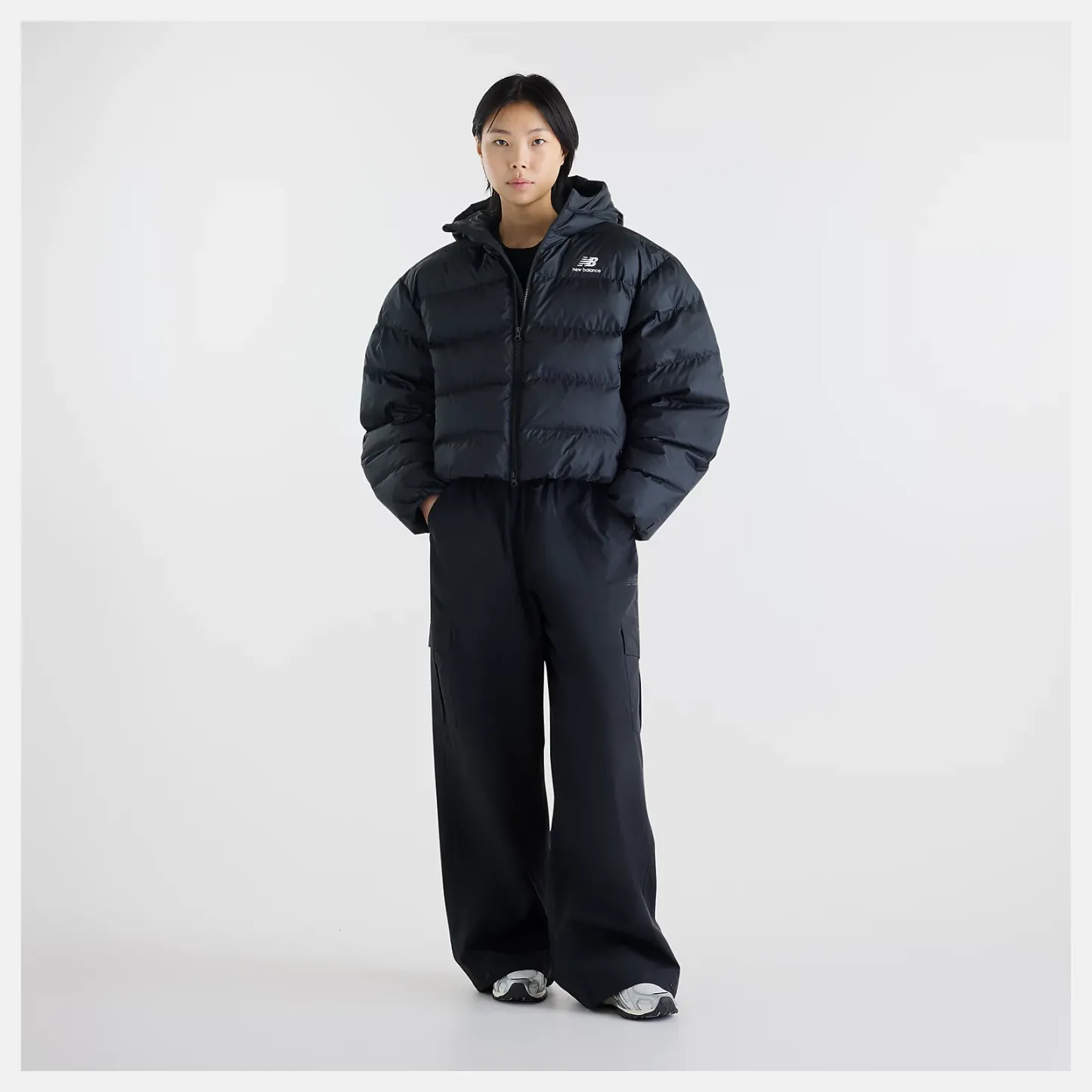 Suhyun Shin is wearing size S and is 5'7"/170.18cm. Chest: 30"/76.2cm, Waist: 24"/60.96cm, Hips: 35"/88.9cm