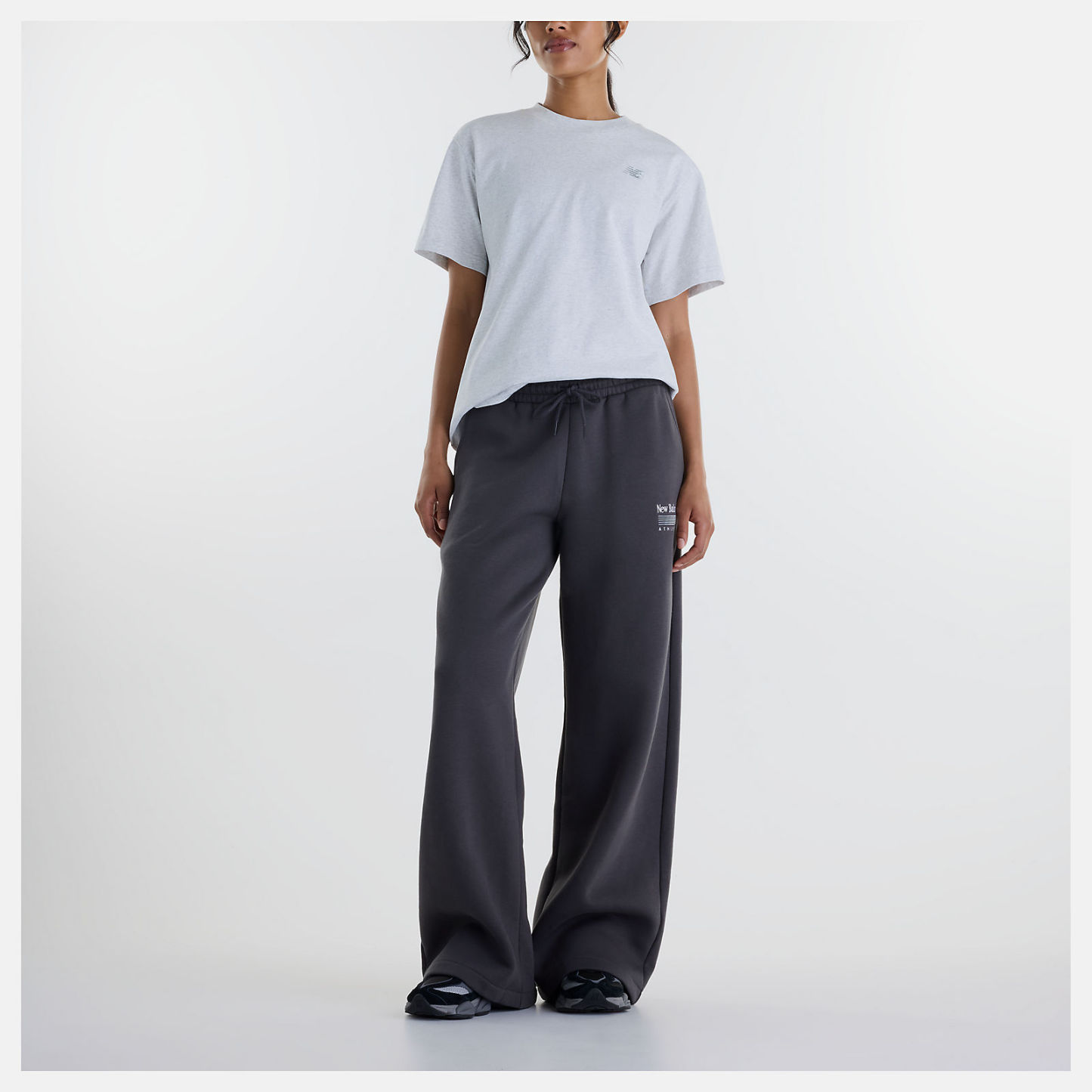 Chi is wearing size S and is 5'9"/ 175cm. Chest: 32"/81cm, Waist: 24"/61cm, Hips: 35"/89cm
