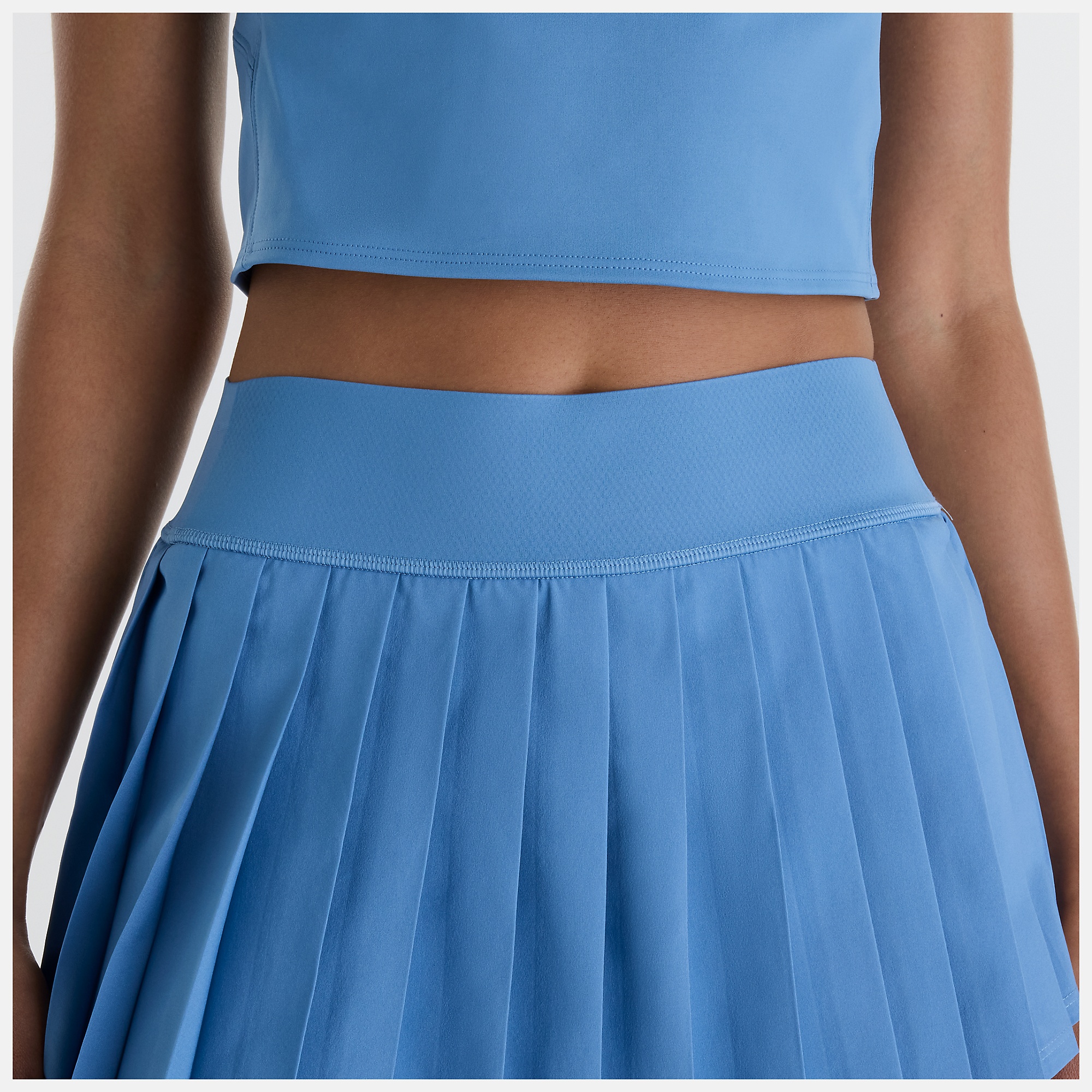 Chi lleva una talla S y mide 5'9"/ 175cm. Pecho : 32"/81cm, Cintura : 24"/61cm, Caderas : 35"/89cm