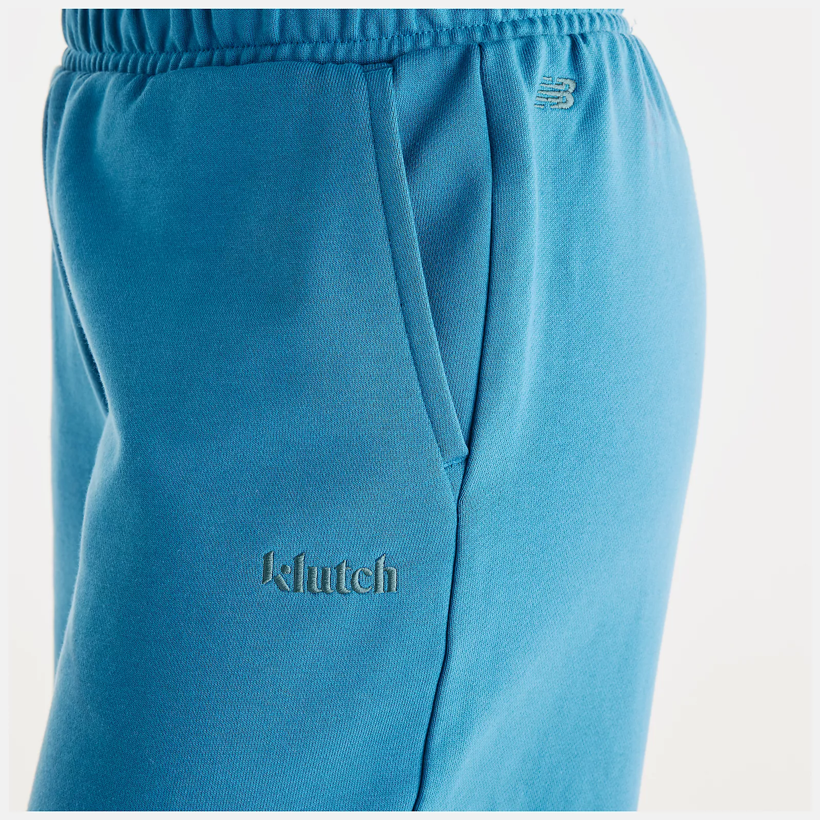 Isio-Maya is wearing size S and is 5'8"/172.72cm. Chest: 34"/86.36cm, Waist: 27.5"/69.85cm, Hips: 39"/99.06cm
