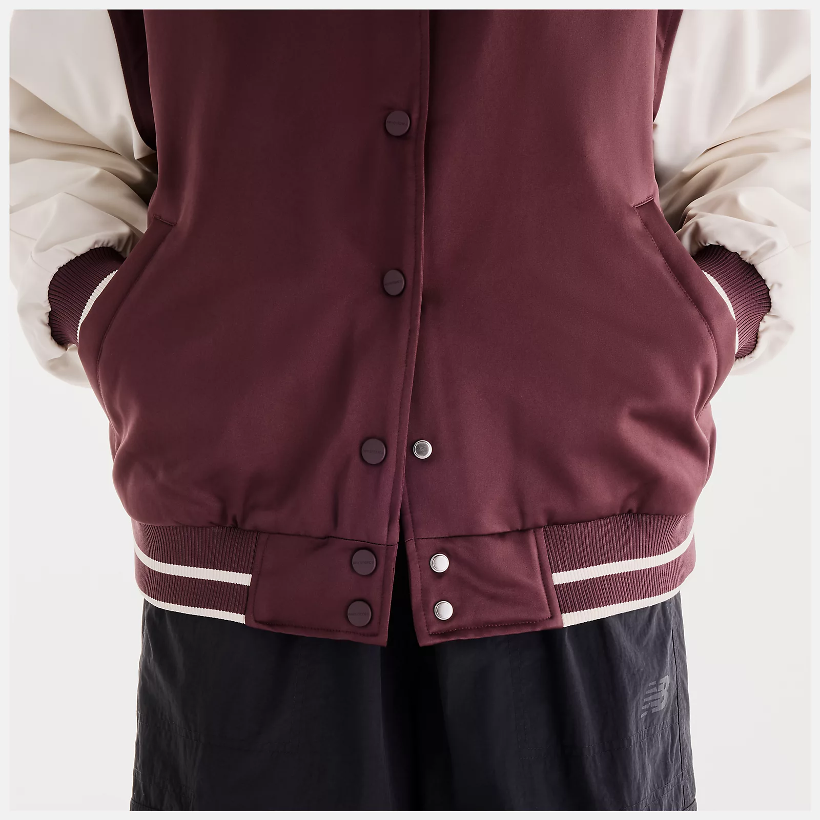 Chi is wearing size S and is 5'9"/ 175cm. Chest: 32"/81cm, Waist: 24"/61cm, Hips: 35"/89cm