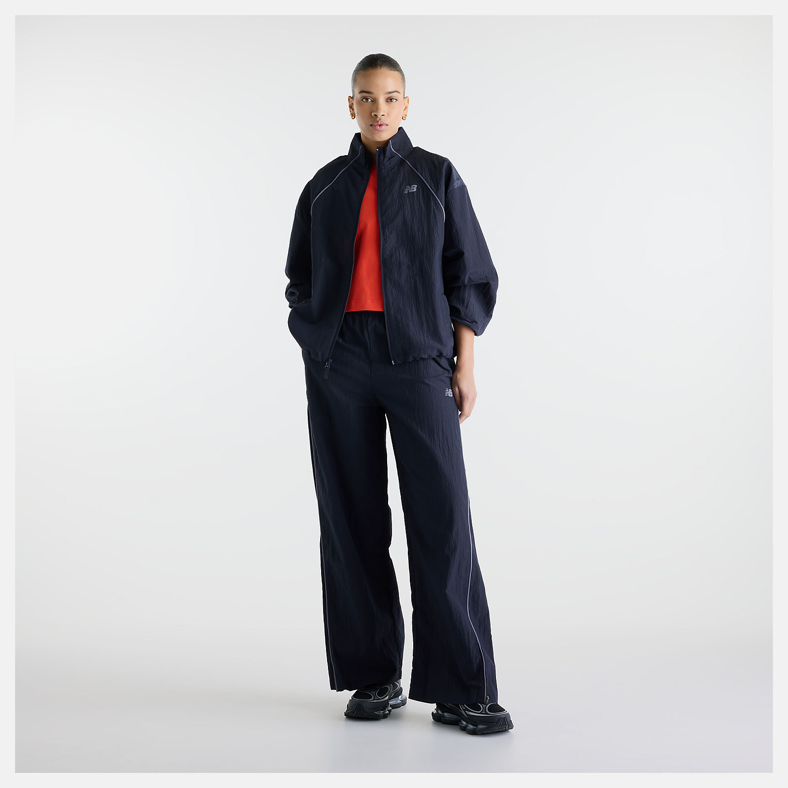 Nisaa is wearing size S and is 5'10"/177.8cm. Chest: 32"/81.28cm, Waist: 26"/66.04cm, Hips: 39"/99.06cm