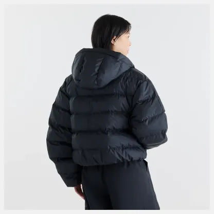 Suhyun Shin is wearing size S and is 5'7"/170.18cm. Chest: 30"/76.2cm, Waist: 24"/60.96cm, Hips: 35"/88.9cm