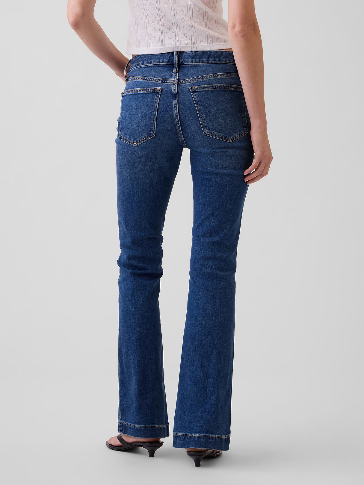 Low Rise Long & Lean Split-Hem Jeans - Medium wash