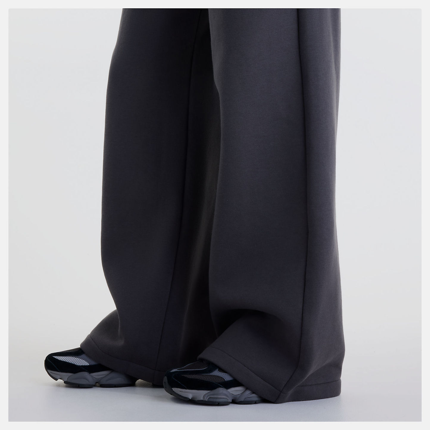 Chi is wearing size S and is 5'9"/ 175cm. Chest: 32"/81cm, Waist: 24"/61cm, Hips: 35"/89cm