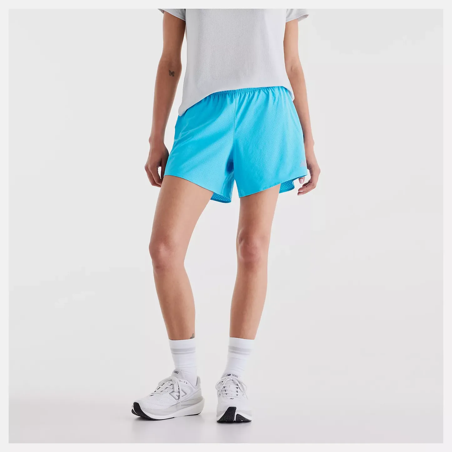 Lola is wearing size S and is 5'8"/172.72cm. Chest: 31.5"/80.01cm, Waist: 25.5"/64.77cm, Hips: 36"/91.44cm