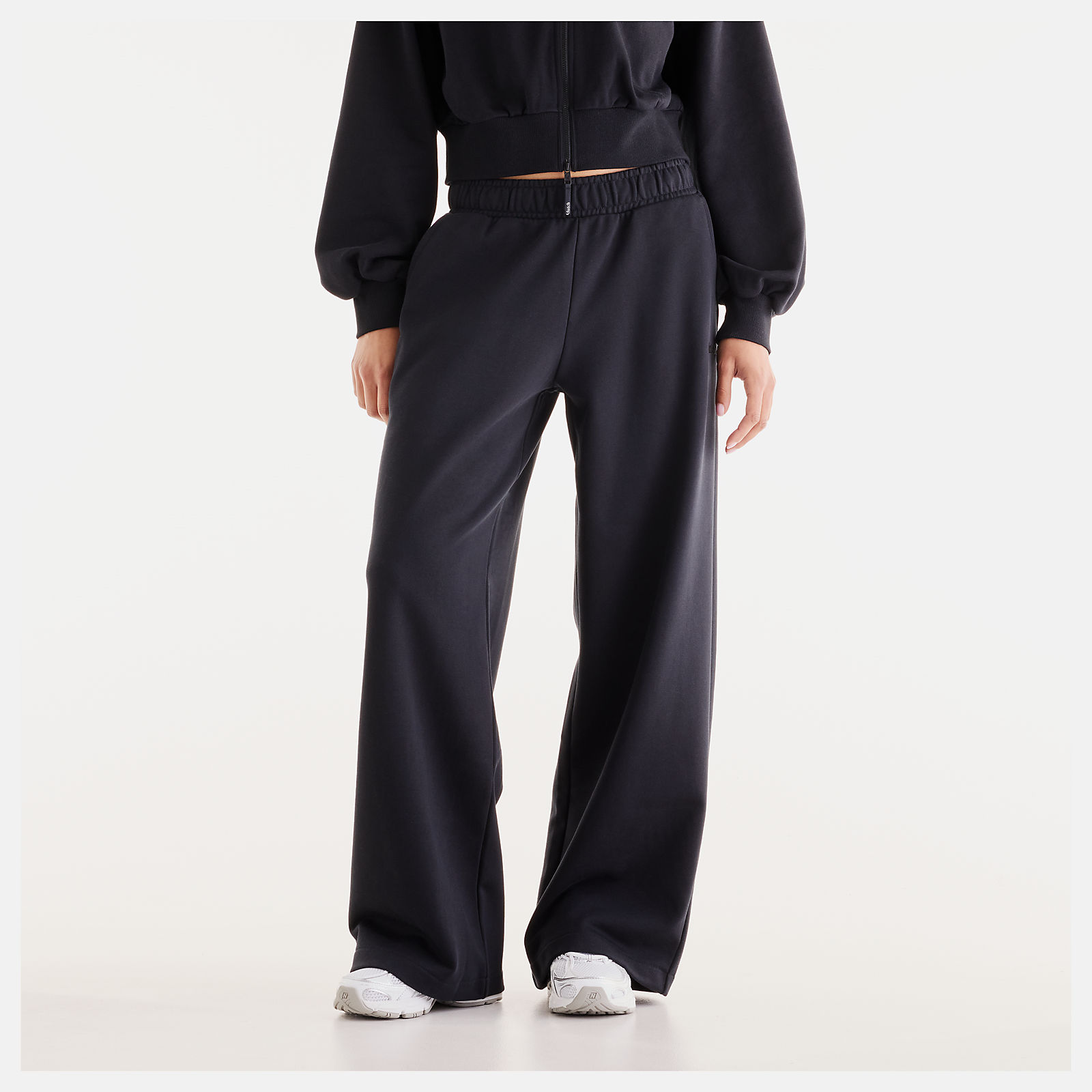 Lola is wearing size S and is 5'8"/172.72cm. Chest: 31.5"/80.01cm, Waist: 25.5"/64.77cm, Hips: 36"/91.44cm
